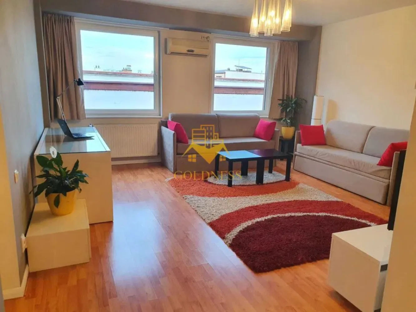 2 camere, Modern, AC, Zona Centrala, Ntt Data, Bosch - GOLDNESS Imobiliare vă propune spre închiriere un apartament cu 2 camere complet mobilat și utilat, la etajul 3 într-un imobil de 3 etaje, Centru.

Exista posibilitatea parcarii la stradă pe locurile de parcare cu taxă. Abonamentul se plătește la Primaria Cluj-Napoca (35 lei/luna - abonament riverani in zona 2 centrală)

Se află în apropierea stațiilor de transport în comun, magazine, restaurante, spații verzi, farmacii, etc.

 Apartamentul este compartimentat astfel:

- dormitor cu pat matrimonial, dressing, noptiere

- living cu canapea extensibilă, măsuță de cafea, birou, comodă TV

- bucatarie utilată și mobilată, loc de servit masa

 - baie cu cadă, calorifer port prosop și dulap pentru depozitare.

- balcon de 7 mp.

Imobilul este dotat cu toate cele necesare- centrală proprie, frigider, plită, hotă, mașină de spălat haine, mașină de spălat vase, etc.

Dacă sunteți interesați de acest apartament și doriți să îl vizionați, dar și pentru alte oferte nu ezitați să ne contactați telefonic sau prin e-mail. Vă stăm la dispoziție!

Apartamentul este disponibil începând cu 15 August 2025. 

Pentru intermediere se percepe un comision de 50% din prețul chiriei!
