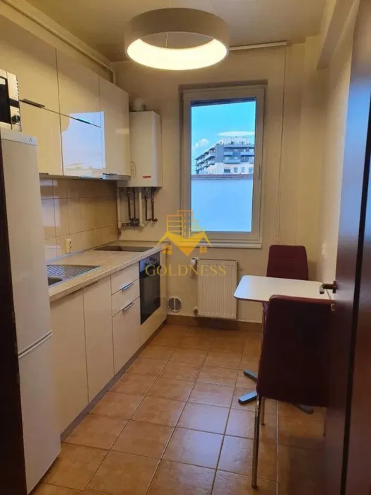2 camere, Modern, AC, Zona Centrala, Ntt Data, Bosch - GOLDNESS Imobiliare vă propune spre închiriere un apartament cu 2 camere complet mobilat și utilat, la etajul 3 într-un imobil de 3 etaje, Centru.

Exista posibilitatea parcarii la stradă pe locurile de parcare cu taxă. Abonamentul se plătește la Primaria Cluj-Napoca (35 lei/luna - abonament riverani in zona 2 centrală)

Se află în apropierea stațiilor de transport în comun, magazine, restaurante, spații verzi, farmacii, etc.

 Apartamentul este compartimentat astfel:

- dormitor cu pat matrimonial, dressing, noptiere

- living cu canapea extensibilă, măsuță de cafea, birou, comodă TV

- bucatarie utilată și mobilată, loc de servit masa

 - baie cu cadă, calorifer port prosop și dulap pentru depozitare.

- balcon de 7 mp.

Imobilul este dotat cu toate cele necesare- centrală proprie, frigider, plită, hotă, mașină de spălat haine, mașină de spălat vase, etc.

Dacă sunteți interesați de acest apartament și doriți să îl vizionați, dar și pentru alte oferte nu ezitați să ne contactați telefonic sau prin e-mail. Vă stăm la dispoziție!

Apartamentul este disponibil începând cu 15 August 2025. 

Pentru intermediere se percepe un comision de 50% din prețul chiriei!