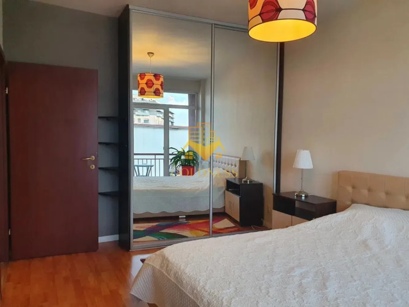 2 camere, Modern, AC, Zona Centrala, Ntt Data, Bosch - GOLDNESS Imobiliare vă propune spre închiriere un apartament cu 2 camere complet mobilat și utilat, la etajul 3 într-un imobil de 3 etaje, Centru.

Exista posibilitatea parcarii la stradă pe locurile de parcare cu taxă. Abonamentul se plătește la Primaria Cluj-Napoca (35 lei/luna - abonament riverani in zona 2 centrală)

Se află în apropierea stațiilor de transport în comun, magazine, restaurante, spații verzi, farmacii, etc.

 Apartamentul este compartimentat astfel:

- dormitor cu pat matrimonial, dressing, noptiere

- living cu canapea extensibilă, măsuță de cafea, birou, comodă TV

- bucatarie utilată și mobilată, loc de servit masa

 - baie cu cadă, calorifer port prosop și dulap pentru depozitare.

- balcon de 7 mp.

Imobilul este dotat cu toate cele necesare- centrală proprie, frigider, plită, hotă, mașină de spălat haine, mașină de spălat vase, etc.

Dacă sunteți interesați de acest apartament și doriți să îl vizionați, dar și pentru alte oferte nu ezitați să ne contactați telefonic sau prin e-mail. Vă stăm la dispoziție!

Apartamentul este disponibil începând cu 15 August 2025. 

Pentru intermediere se percepe un comision de 50% din prețul chiriei!