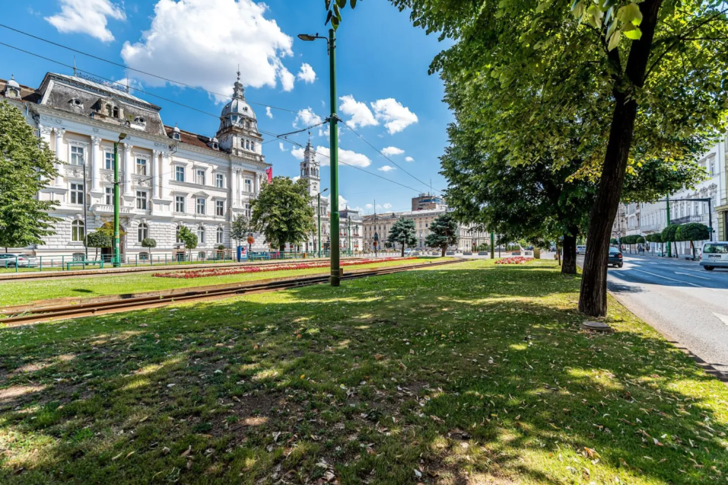 Apartament istoric pe Bulevardul Revoluției - De vânzare apartament cu 3 camere, ultracentral, pe Bulevardul Revoluției nr. 70.

Locuința se adresează cumpărătorului care apreciază centrul Aradului, clădirile istorice, camerele mari și tavanele înalte. Este o variantă interesantă pentru un tânăr din IT care caută un apartament diferit de blocurile obișnuite.

Date importante:
Tip: Apartament istoric
Suprafață: 90 mp utili (219 mp construiți conform CF)
Caracteristici: Ferestre spre bulevard, tâmplărie de lemn recondiționată, camere mari, tavane înalte
Facilități: 150 mp cotă parte în curte (ideal pentru 2 locuri de parcare)
Pentru detalii și vizionare:

Flavius Novanc – 40770310381