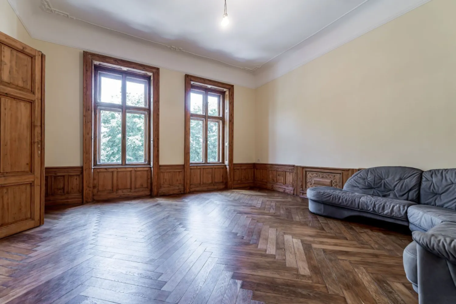 Apartament istoric pe Bulevardul Revoluției - De vânzare apartament cu 3 camere, ultracentral, pe Bulevardul Revoluției nr. 70.

Locuința se adresează cumpărătorului care apreciază centrul Aradului, clădirile istorice, camerele mari și tavanele înalte. Este o variantă interesantă pentru un tânăr din IT care caută un apartament diferit de blocurile obișnuite.

Date importante:
Tip: Apartament istoric
Suprafață: 90 mp utili (219 mp construiți conform CF)
Caracteristici: Ferestre spre bulevard, tâmplărie de lemn recondiționată, camere mari, tavane înalte
Facilități: 150 mp cotă parte în curte (ideal pentru 2 locuri de parcare)
Pentru detalii și vizionare:

Flavius Novanc – 40770310381