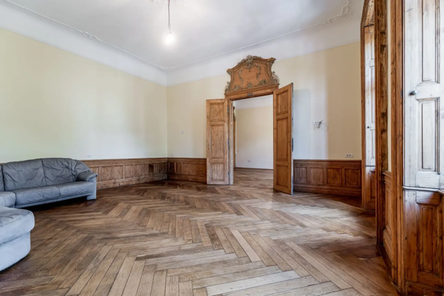 Apartament istoric pe Bulevardul Revoluției - De vânzare apartament cu 3 camere, ultracentral, pe Bulevardul Revoluției nr. 70.

Locuința se adresează cumpărătorului care apreciază centrul Aradului, clădirile istorice, camerele mari și tavanele înalte. Este o variantă interesantă pentru un tânăr din IT care caută un apartament diferit de blocurile obișnuite.

Date importante:
Tip: Apartament istoric
Suprafață: 90 mp utili (219 mp construiți conform CF)
Caracteristici: Ferestre spre bulevard, tâmplărie de lemn recondiționată, camere mari, tavane înalte
Facilități: 150 mp cotă parte în curte (ideal pentru 2 locuri de parcare)
Pentru detalii și vizionare:

Flavius Novanc – 40770310381