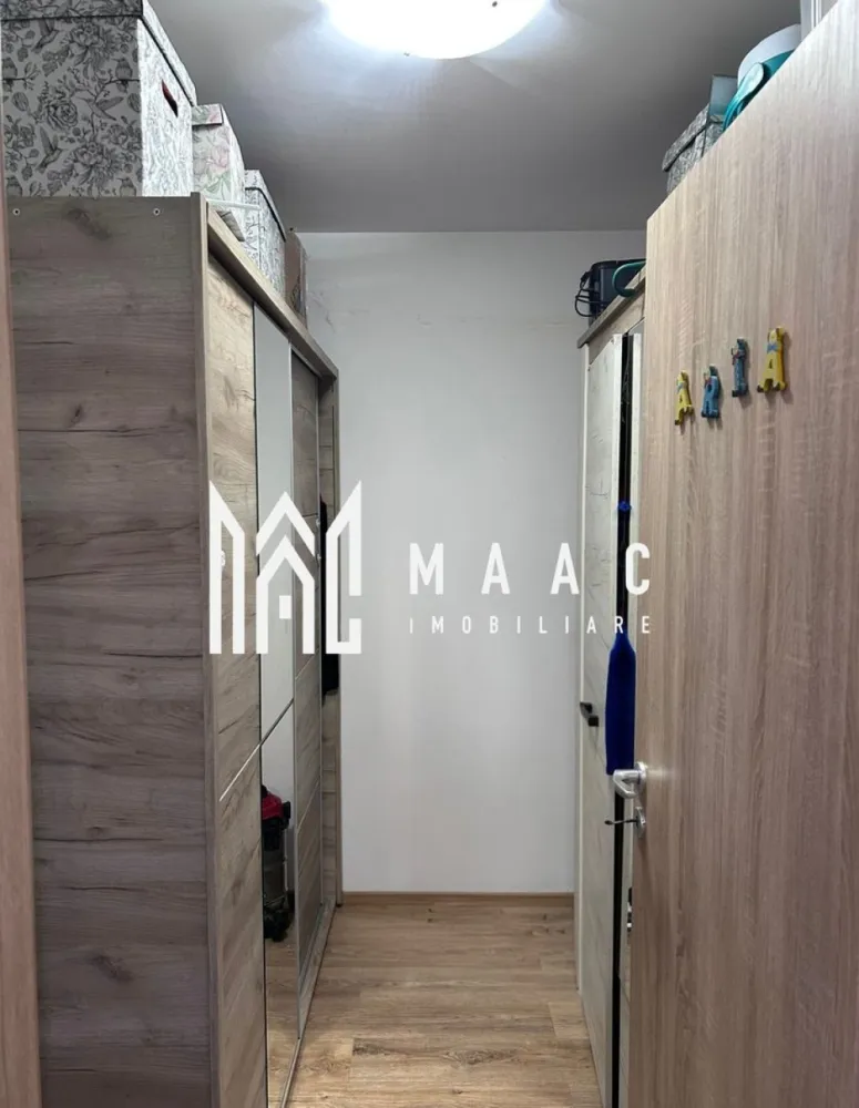 Apartament 3 camere | Parter | Parcare | 58 MP | Magnolia - MAAC Imobiliare va prezinta un apartament cu 3 camere situat in cartier Magnolia.

Localizare:
Apartamentul este situat în cartierul Magnolia, într-un bloc nou cu lift, într-o zonă liniștită și bine organizată, cu acces facil către puncte de interes, mijloace de transport, magazine și spații verzi.
Imobilul se află la parter intr-un bloc de 8 etaje.

Caracteristici:
Tip apartament: 3 camere semi-decomandat
Suprafață utilă: 58 mp
Suprafață totală: 68 mp
Etaj: Parter
Bloc dotat cu lift
Balcon: 10 mp, accesibil din living.

Compartimentare:
Hol de intrare
Baie complet echipată, dotată cu cada, mobilier sanitar și mașină de spălat rufe
Living open space, cu zonă de relaxare și bucătărie deschisă, complet mobilată și utilată, inclusiv cu electrocasnice
Două dormitoare, fiecare mobilat cu pat, șifonier și noptiere
Balcon generos de 10 mp.

Dotări și finisaje:
Centrală termică proprie Ferolli cu calorifere în toate camerele
Finisaje: pardoseli, uși interioare noi, tâmplărie PVC cu geam termopan
Ușă metalică la intrare.

Parcare:
Apartamentul dispune de loc de parcare cu carte funciară separată.

Pentru mai multe detalii precizati telefonic ca ati vazut anuntul cu ID: CP3068508