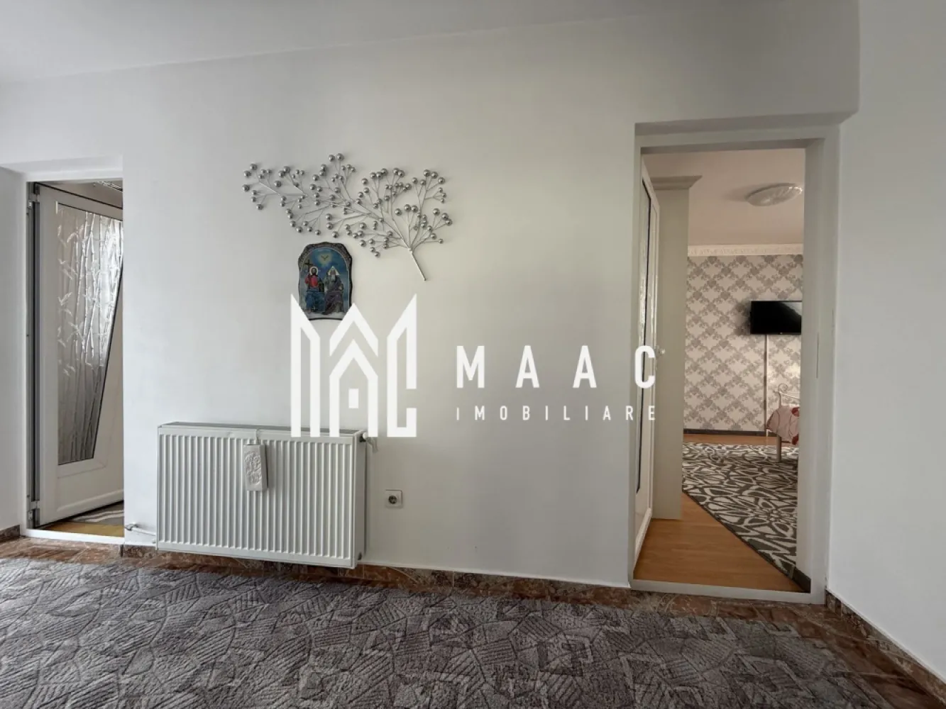 Casa 5 camere | 124MPU | Curte individuala | Terezian - MAAC Imobiliare vă propune spre vânzare o casă tip triplex, bine compartimentată, situată în zona Terezian.

Caracteristici:
Suprafață utilă 124 mp.
Construcție realizată în anul 2008.
Curte proprie de aproximativ 50 mp.
Locuință practică, bine organizată.

Compartimentare:
Living spațios.
Bucătărie separată, cu zonă de dining.
4 dormitoare.
2 băi.
Balcon.
Terasă amenajată, cu zonă de BBQ.

Dotări și beneficii:
Centrală termică proprie cu calorifere.
Șemineu, pentru un plus de confort și atmosferă.

Avantaje locație:
Aproape de centre comerciale precum Selgros Cash & Carry Sibiu și Kaufland Sibiu.
Acces facil către autostradă.
În apropiere se află școli, grădinițe și alte facilități.
Zonă rezidențială liniștită, cu trafic redus.

Pentru mai multe detalii precizati telefonic ca ati vazut anuntul cu ID: CP2971886