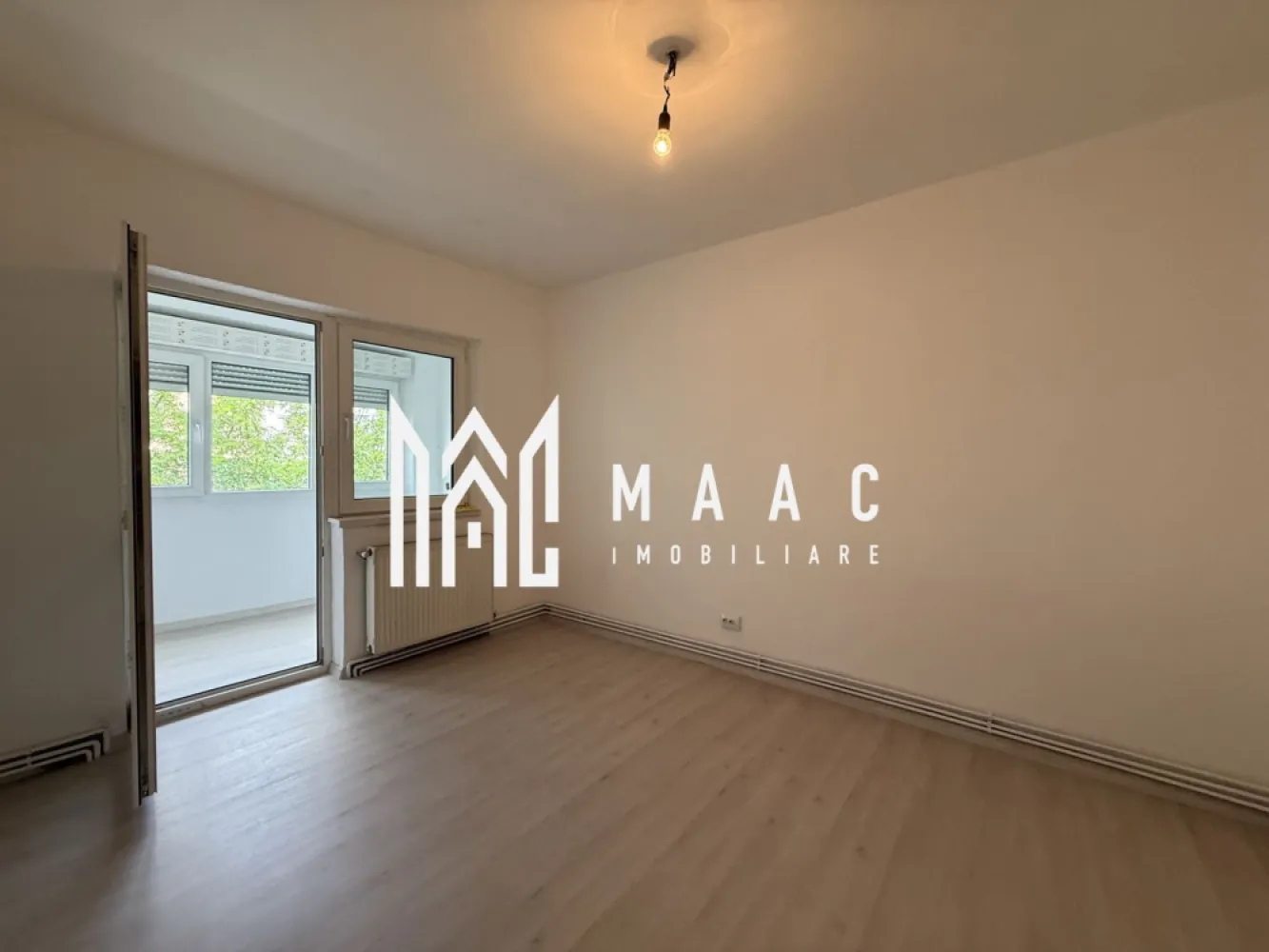 Apartament 2 camere | Etaj 2 | Decomandat | 51 MP | Ciresica - Apartament de vânzare în Sibiu, cu 2 camere decomandate, situat în zona Hipodrom 4, pe Calea Cisnădiei, la etajul 2 al unui imobil finalizat. Proprietatea oferă 51 mp utili, balcon închis și spații de depozitare, fiind potrivită pentru locuire imediată.

Detalii proprietate:
• Suprafață utilă: 51 mp
• Suprafață construită: 61 mp
• Compartimentare: decomandat
• Etaj 2 din 4
• An construcție: 1980
• Stare interioară: bună
• Balcon închis
• 2 spații de depozitare
• Centrală proprie
• Bucătărie separată, cu pardoseală din gresie
• Imobil finalizat, structură din cărămidă

Apartamentul este situat pe Calea Cisnădiei nr. 20, în zona Hipodrom 4 din Sibiu, în blocul cu Dr. Max. Poziționarea îl plasează într-o zonă urbană, ușor de reperat.

Pentru detalii suplimentare și programarea unei vizionări, contactează echipa MAAC Imobiliare și menționează Cod anunț CP3180067.

Conținut optimizat cu AI, aprobat de agent uman.