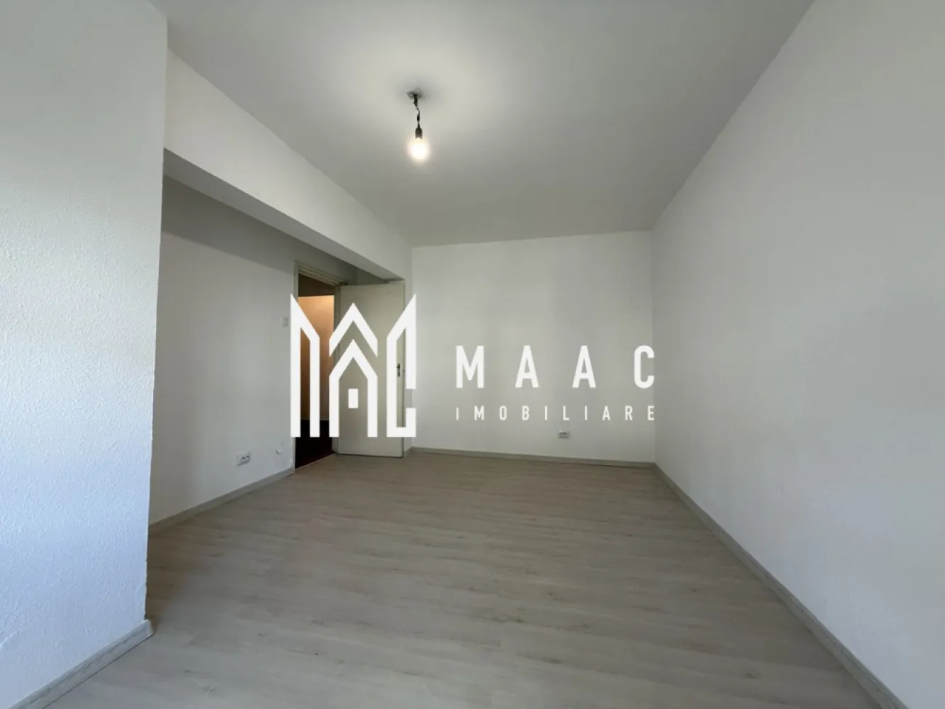 Apartament 2 camere | Etaj 2 | Decomandat | 51 MP | Ciresica - Apartament de vânzare în Sibiu, cu 2 camere decomandate, situat în zona Hipodrom 4, pe Calea Cisnădiei, la etajul 2 al unui imobil finalizat. Proprietatea oferă 51 mp utili, balcon închis și spații de depozitare, fiind potrivită pentru locuire imediată.

Detalii proprietate:
• Suprafață utilă: 51 mp
• Suprafață construită: 61 mp
• Compartimentare: decomandat
• Etaj 2 din 4
• An construcție: 1980
• Stare interioară: bună
• Balcon închis
• 2 spații de depozitare
• Centrală proprie
• Bucătărie separată, cu pardoseală din gresie
• Imobil finalizat, structură din cărămidă

Apartamentul este situat pe Calea Cisnădiei nr. 20, în zona Hipodrom 4 din Sibiu, în blocul cu Dr. Max. Poziționarea îl plasează într-o zonă urbană, ușor de reperat.

Pentru detalii suplimentare și programarea unei vizionări, contactează echipa MAAC Imobiliare și menționează Cod anunț CP3180067.

Conținut optimizat cu AI, aprobat de agent uman.