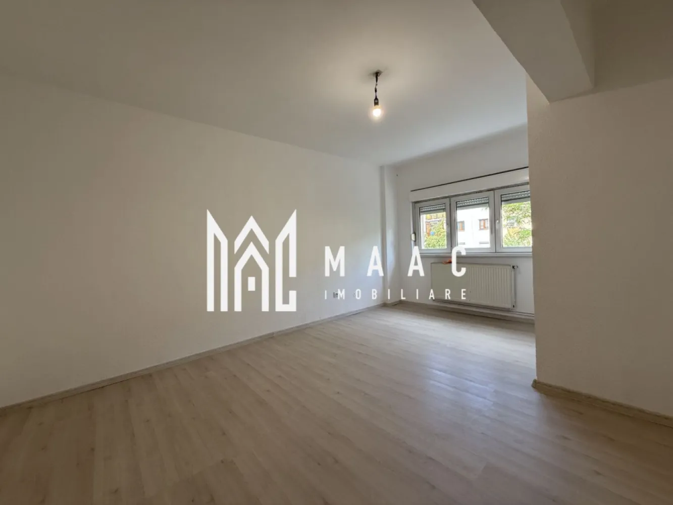 Apartament 2 camere | Etaj 2 | Decomandat | 51 MP | Ciresica - Apartament de vânzare în Sibiu, cu 2 camere decomandate, situat în zona Hipodrom 4, pe Calea Cisnădiei, la etajul 2 al unui imobil finalizat. Proprietatea oferă 51 mp utili, balcon închis și spații de depozitare, fiind potrivită pentru locuire imediată.

Detalii proprietate:
• Suprafață utilă: 51 mp
• Suprafață construită: 61 mp
• Compartimentare: decomandat
• Etaj 2 din 4
• An construcție: 1980
• Stare interioară: bună
• Balcon închis
• 2 spații de depozitare
• Centrală proprie
• Bucătărie separată, cu pardoseală din gresie
• Imobil finalizat, structură din cărămidă

Apartamentul este situat pe Calea Cisnădiei nr. 20, în zona Hipodrom 4 din Sibiu, în blocul cu Dr. Max. Poziționarea îl plasează într-o zonă urbană, ușor de reperat.

Pentru detalii suplimentare și programarea unei vizionări, contactează echipa MAAC Imobiliare și menționează Cod anunț CP3180067.

Conținut optimizat cu AI, aprobat de agent uman.