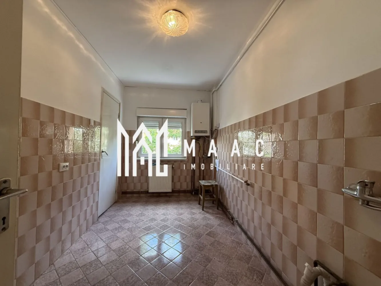 Apartament 2 camere | Etaj 2 | Decomandat | 51 MP | Ciresica - Apartament de vânzare în Sibiu, cu 2 camere decomandate, situat în zona Hipodrom 4, pe Calea Cisnădiei, la etajul 2 al unui imobil finalizat. Proprietatea oferă 51 mp utili, balcon închis și spații de depozitare, fiind potrivită pentru locuire imediată.

Detalii proprietate:
• Suprafață utilă: 51 mp
• Suprafață construită: 61 mp
• Compartimentare: decomandat
• Etaj 2 din 4
• An construcție: 1980
• Stare interioară: bună
• Balcon închis
• 2 spații de depozitare
• Centrală proprie
• Bucătărie separată, cu pardoseală din gresie
• Imobil finalizat, structură din cărămidă

Apartamentul este situat pe Calea Cisnădiei nr. 20, în zona Hipodrom 4 din Sibiu, în blocul cu Dr. Max. Poziționarea îl plasează într-o zonă urbană, ușor de reperat.

Pentru detalii suplimentare și programarea unei vizionări, contactează echipa MAAC Imobiliare și menționează Cod anunț CP3180067.

Conținut optimizat cu AI, aprobat de agent uman.