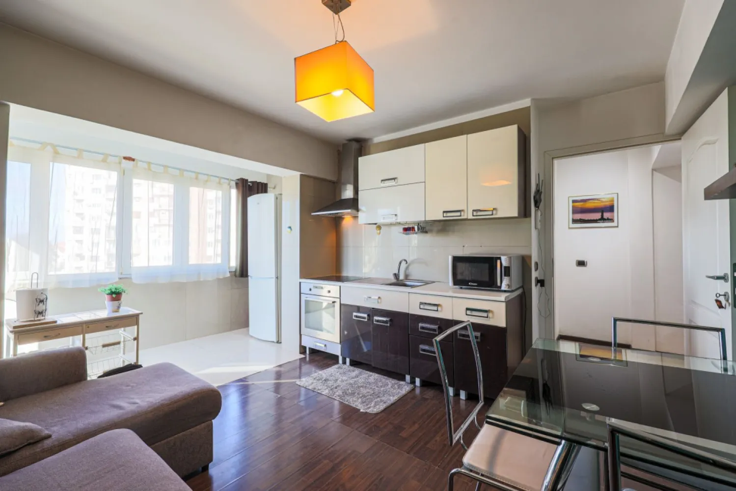 Apartament mobilat și utilat în Piața Spitalului - investitie sigura! - Vă oferim spre achiziție un apartament situat în zona centrală – Piața Spitalului, una dintre cele mai căutate locații din Arad pentru locuit sau investiție.

Apartamentul se află la etajul 3 al unui bloc cu lift, oferind confort, accesibilitate și o priveliște deschisă. 
Se vinde complet mobilat și utilat conform fotografiilor, fiind gata pentru mutare imediată.

Preț: 85.000 €
Comision 0% pentru cumpărător
Contact: Sebastian Nica – 0722 252 639
Consultant Imobiliar – Agenția ACASĂ Arad

Caracteristici principale:
Living cu bucătărie open space, 2 dormitoare și o baie
Aparat de aer condiționat pentru încălzire și răcire
Etaj 3 / bloc cu lift
Zonă centrală – Piața Spitalului
Acces rapid la mijloace de transport, magazine, farmacii, spitale, universități

Avantaje:
Poziție excelentă – central, dar liniștit
Ideal pentru locuință proprie sau închiriere pe termen lung / studenți
Randament ridicat la investiție
Zonă cu cerere constantă pentru închiriere
Un apartament cu potențial real de valoare și confort urban, într-o locație accesibilă

Pentru detalii și vizionare:
Sebastian Nica – 0722 252 639

Nu dispui de toată suma? Te ajutăm noi gratuit! Îți obținem oferte de la 16 bănci.

Ai o proprietate de vânzare în Arad și vrei să știi cât valorează cu adevărat?
Sună-mă pentru o evaluare gratuită, fără obligații.

Birou: ACASĂ | Agenție imobiliară Arad
Bulevardul Decebal 2, Arad 310133

Cod proprietate: CP2785461