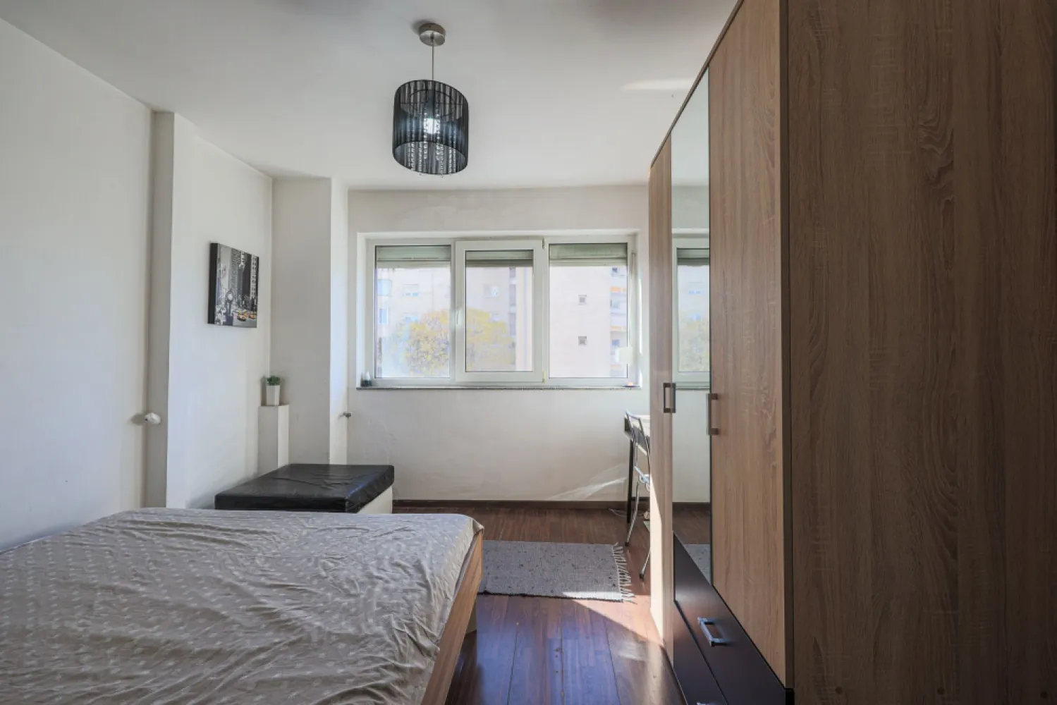 Apartament mobilat și utilat în Piața Spitalului - investitie sigura! - Vă oferim spre achiziție un apartament situat în zona centrală – Piața Spitalului, una dintre cele mai căutate locații din Arad pentru locuit sau investiție.

Apartamentul se află la etajul 3 al unui bloc cu lift, oferind confort, accesibilitate și o priveliște deschisă. 
Se vinde complet mobilat și utilat conform fotografiilor, fiind gata pentru mutare imediată.

Preț: 85.000 €
Comision 0% pentru cumpărător
Contact: Sebastian Nica – 0722 252 639
Consultant Imobiliar – Agenția ACASĂ Arad

Caracteristici principale:
Living cu bucătărie open space, 2 dormitoare și o baie
Aparat de aer condiționat pentru încălzire și răcire
Etaj 3 / bloc cu lift
Zonă centrală – Piața Spitalului
Acces rapid la mijloace de transport, magazine, farmacii, spitale, universități

Avantaje:
Poziție excelentă – central, dar liniștit
Ideal pentru locuință proprie sau închiriere pe termen lung / studenți
Randament ridicat la investiție
Zonă cu cerere constantă pentru închiriere
Un apartament cu potențial real de valoare și confort urban, într-o locație accesibilă

Pentru detalii și vizionare:
Sebastian Nica – 0722 252 639

Nu dispui de toată suma? Te ajutăm noi gratuit! Îți obținem oferte de la 16 bănci.

Ai o proprietate de vânzare în Arad și vrei să știi cât valorează cu adevărat?
Sună-mă pentru o evaluare gratuită, fără obligații.

Birou: ACASĂ | Agenție imobiliară Arad
Bulevardul Decebal 2, Arad 310133

Cod proprietate: CP2785461