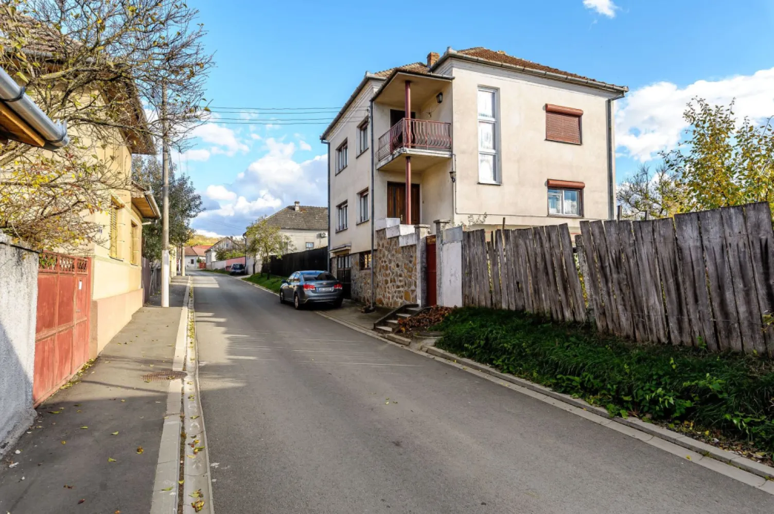 Casă din cărămidă cu 8 camere – zonă liniștită, LIPOVA - Descoperă o locuință solidă din cărămidă, complet mobilată și utilată, cu 2 bucătării, podele și mobilier din lemn masiv

 8 camere | 4 dormitoare | 2 etaje | 2 bucătării | garaj închis | balcon
 Mobilată și utilată complet
 Podele și mobilier din lemn masiv
 Apă, canalizare, curent trifazic
 Pregătită pentru centrală proprie
 Suprafață construită 253mp

 Ideală pentru familie sau pentru cei care caută confort, liniște și acces rapid către toate punctele de interes din Lipova.

Nu dispui de toată suma? Te ajutăm noi gratuit! Îți obținem oferte de la 16 bănci.

Ai o proprietate de vânzare în Arad și vrei să știi cât valorează cu adevărat?
Sună-mă pentru o evaluare gratuită, fără obligații.

 Lucian Marc – Consultant Imobiliar Acasa Arad
 0746 093 329
 Birou: ACASA | Agenție Imobiliară Arad
 Adresa: Bulevardul Decebal 2, Arad 310133

Sună acum pentru vizionare – mută-te imediat într-o casă gata de locuit!