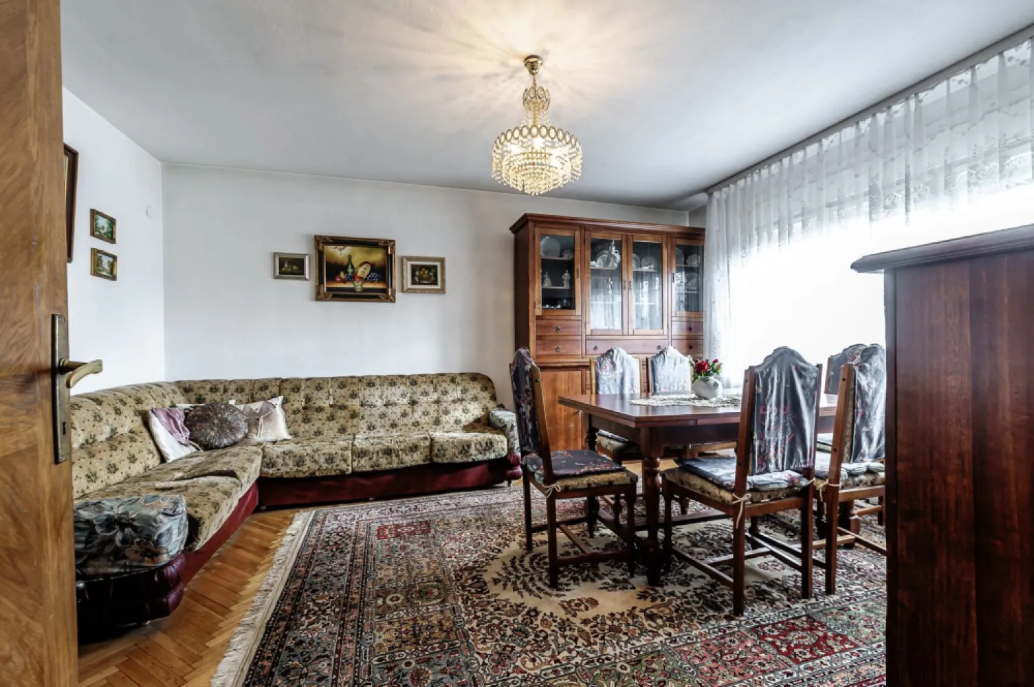 Casă din cărămidă cu 8 camere – zonă liniștită, LIPOVA - Descoperă o locuință solidă din cărămidă, complet mobilată și utilată, cu 2 bucătării, podele și mobilier din lemn masiv

 8 camere | 4 dormitoare | 2 etaje | 2 bucătării | garaj închis | balcon
 Mobilată și utilată complet
 Podele și mobilier din lemn masiv
 Apă, canalizare, curent trifazic
 Pregătită pentru centrală proprie
 Suprafață construită 253mp

 Ideală pentru familie sau pentru cei care caută confort, liniște și acces rapid către toate punctele de interes din Lipova.

Nu dispui de toată suma? Te ajutăm noi gratuit! Îți obținem oferte de la 16 bănci.

Ai o proprietate de vânzare în Arad și vrei să știi cât valorează cu adevărat?
Sună-mă pentru o evaluare gratuită, fără obligații.

 Lucian Marc – Consultant Imobiliar Acasa Arad
 0746 093 329
 Birou: ACASA | Agenție Imobiliară Arad
 Adresa: Bulevardul Decebal 2, Arad 310133

Sună acum pentru vizionare – mută-te imediat într-o casă gata de locuit!