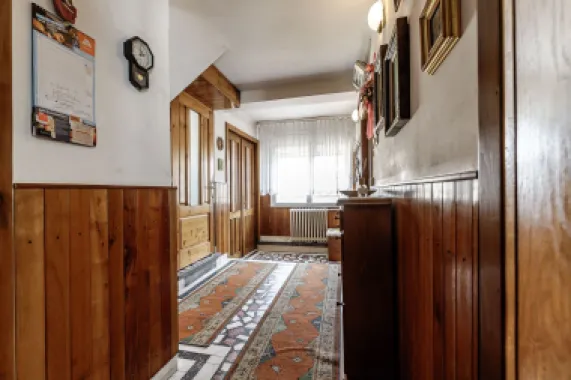 Casă din cărămidă cu 8 camere – zonă liniștită, LIPOVA