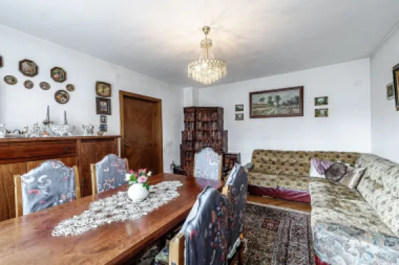 Casă din cărămidă cu 8 camere – zonă liniștită, LIPOVA