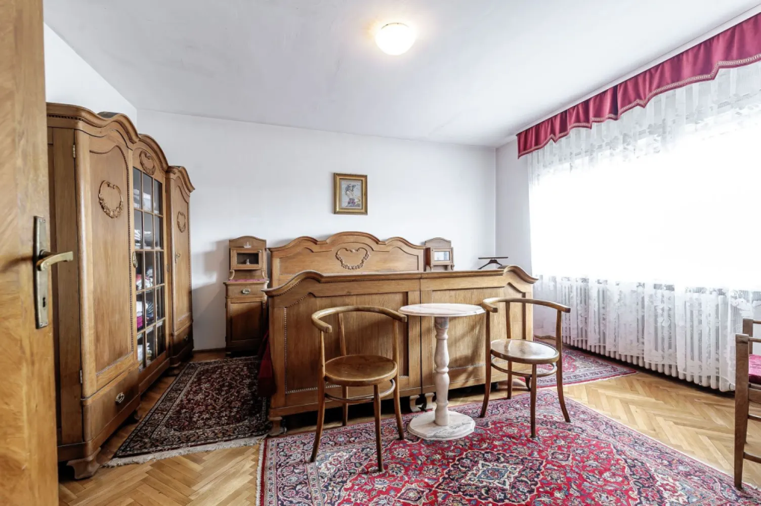 Casă din cărămidă cu 8 camere – zonă liniștită, LIPOVA