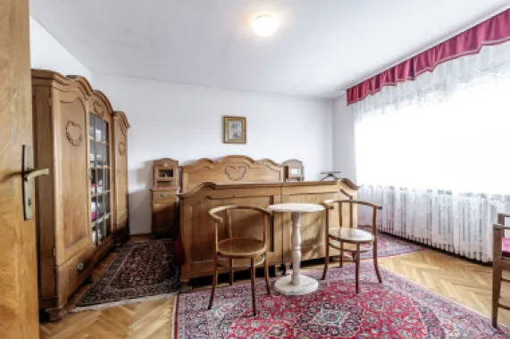 Casă din cărămidă cu 8 camere – zonă liniștită, LIPOVA