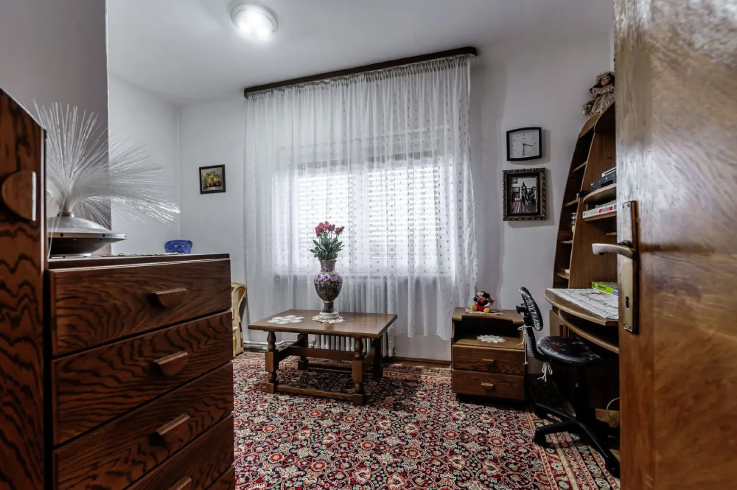 Casă din cărămidă cu 8 camere – zonă liniștită, LIPOVA