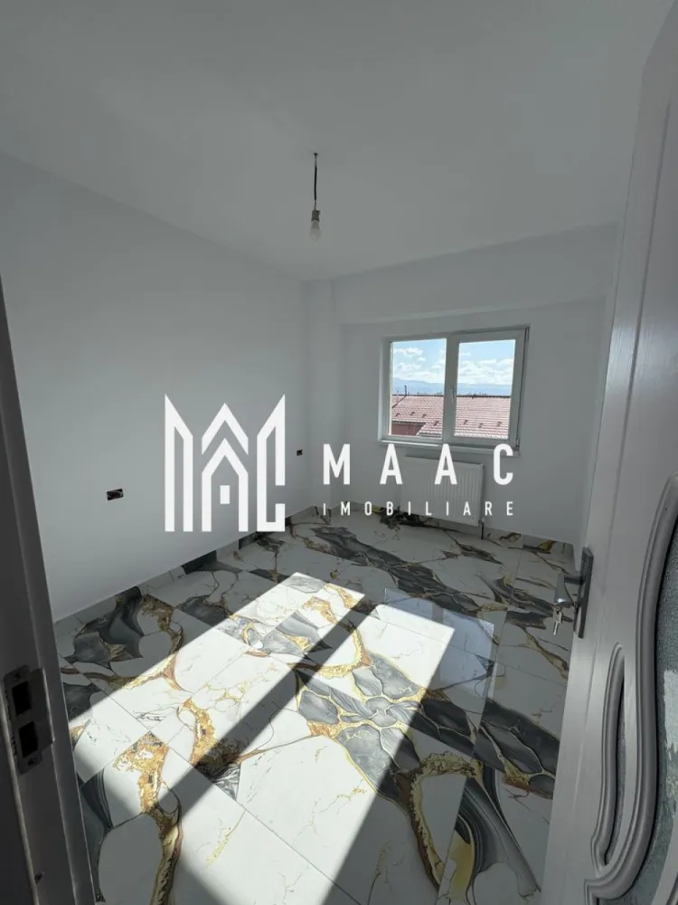 Apartament 3 Camere | zona Ostroveni | Vedere Panoramica - MAAC Imobiliare vă propune spre vânzare un apartament complet renovat și modern finisat, situat în Blocul A53, vizavi de Școala Gimnazială Anton Pann.

Proprietatea are o suprafață utilă de 67 mp și este compusă din 3 camere, baie, cameră pentru mașina de spălat/uscătorie, debarale și un balcon închis. Apartamentul se află la etajul 5, într-un bloc dotat cu lift.

A fost renovat integral, beneficiind de:

izolație termică exterioară,
termopane,
instalație electrică nouă,
centrală electrică proprie,
finisaje moderne și plăcute.

Zona este liniștită și verde, cu acces facil către parcuri de joacă, școli, spitale, catedrale, magazine, piețe și obiective turistice.
În apropiere se află ștranduri și lacuri, ideale pentru petrecerea timpului liber în natură. Accesul către centrul orașului este rapid și comod.

Pentru mai multe detalii și programarea unei vizionări, contactați MAAC Imobiliare. - CP2784814
