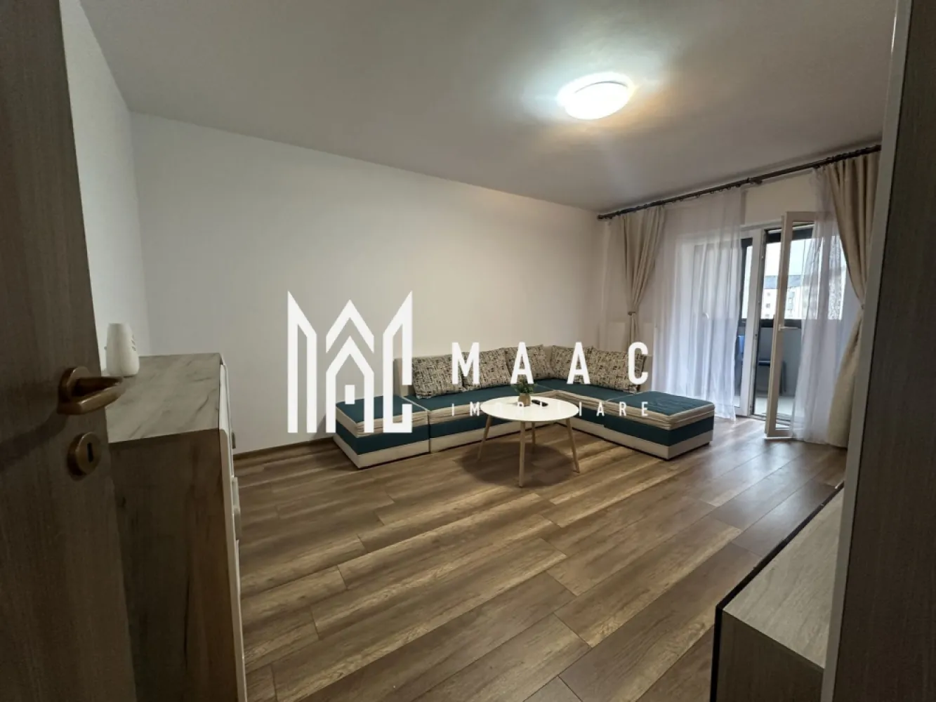 Apartament 2 camere decomandat | Sibiu, Arhitecților | 47 mp, balcon 12 mp - Apartament de închiriat cu 2 camere decomandat, situat în zona Arhitecților - Calea Cisnădiei din Sibiu, cu 47 mp utili, balcon de 12 mp și etaj 1 din 2.

Detalii proprietate:
• Suprafață utilă: 47 mp
• Suprafață construită: 56 mp
• Compartimentare: living, dormitor, baie, bucătărie închisă și balcon
• Etaj 1 din 2
• Imobil finalizat în 2015
• Stare interioară: finisat modern
• 1 baie, 1 bucătărie, 1 balcon
• Loc de parcare

Proprietatea este amplasată pe Strada Radu Patrulius, în zona Arhitecților - Calea Cisnădiei din Sibiu.

Cod anunț CP3187858. Contactați echipa MAAC Imobiliare pentru detalii suplimentare și programarea unei vizionări.