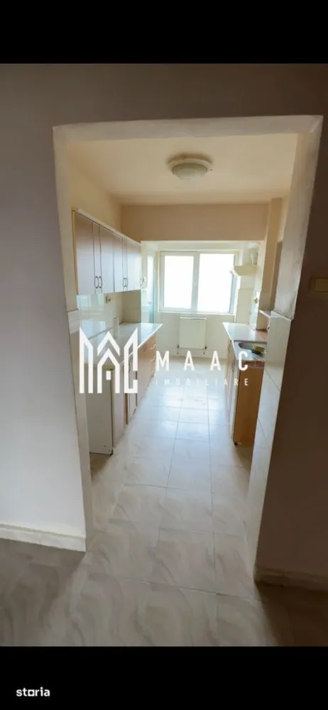Apartament 4 camere | 2 balcoane | 93 mp | - MAAC Imobiliare vă propune spre vânzare un apartament generos cu 4 camere, situat pe Calea lui Traian, într-o zonă bine conectată și apreciată din Râmnicu Vâlcea, cu acces facil către principalele puncte de interes ale orașului.
Cu o suprafață totală de aproximativ 93 mp, inclusiv balcoanele, această proprietate oferă spațiu, funcționalitate și o compartimentare ideală pentru o familie numeroasă.
Caracteristici principale:
Apartament cu 4 camere
Suprafață totală: aproximativ 93 mp
Etaj 4
2 băi
2 balcoane
Centrală termică proprie pe gaz
Compartimentare:
Living
3 dormitoare
Bucătărie
2 băi
Hol generos
2 balcoane
Dotări:
Centrală termică proprie
Compartimentare practică și spațioasă
Multiple spații exterioare prin cele 2 balcoane
Apartament luminos, cu expunere pe ambele părți ale imobilului.
Avantaje:
Poziționare excelentă pe Calea lui Traian
Două camere și două balcoane cu vedere către zona Hanul Haiducilor
Două camere și un balcon orientate către curtea interioară
Curte interioară cu locuri de parcare pentru riverani, acces pe bază de ecuson emis de Primărie
Compartimentare ideală pentru familii
Ventilație și lumină naturală datorită orientării pe două laturi
Acces rapid către magazine, școli, farmacii și mijloace de transport
Prin suprafața generoasă, cele două băi și cele trei balcoane, această proprietate reprezintă o alegere excelentă pentru cei care caută confort și funcționalitate într-o zonă consacrată a orașului.
Pentru informații suplimentare și programarea unei vizionări, echipa MAAC Imobiliare vă stă la dispoziție.ID 3187978