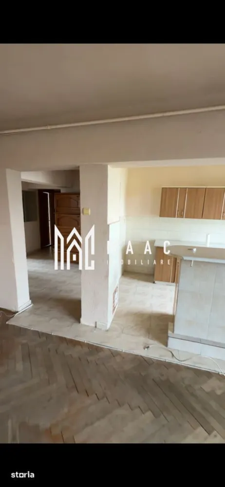 Apartament 4 camere | 2 balcoane | 93 mp | - MAAC Imobiliare vă propune spre vânzare un apartament generos cu 4 camere, situat pe Calea lui Traian, într-o zonă bine conectată și apreciată din Râmnicu Vâlcea, cu acces facil către principalele puncte de interes ale orașului.
Cu o suprafață totală de aproximativ 93 mp, inclusiv balcoanele, această proprietate oferă spațiu, funcționalitate și o compartimentare ideală pentru o familie numeroasă.
Caracteristici principale:
Apartament cu 4 camere
Suprafață totală: aproximativ 93 mp
Etaj 4
2 băi
2 balcoane
Centrală termică proprie pe gaz
Compartimentare:
Living
3 dormitoare
Bucătărie
2 băi
Hol generos
2 balcoane
Dotări:
Centrală termică proprie
Compartimentare practică și spațioasă
Multiple spații exterioare prin cele 2 balcoane
Apartament luminos, cu expunere pe ambele părți ale imobilului.
Avantaje:
Poziționare excelentă pe Calea lui Traian
Două camere și două balcoane cu vedere către zona Hanul Haiducilor
Două camere și un balcon orientate către curtea interioară
Curte interioară cu locuri de parcare pentru riverani, acces pe bază de ecuson emis de Primărie
Compartimentare ideală pentru familii
Ventilație și lumină naturală datorită orientării pe două laturi
Acces rapid către magazine, școli, farmacii și mijloace de transport
Prin suprafața generoasă, cele două băi și cele trei balcoane, această proprietate reprezintă o alegere excelentă pentru cei care caută confort și funcționalitate într-o zonă consacrată a orașului.
Pentru informații suplimentare și programarea unei vizionări, echipa MAAC Imobiliare vă stă la dispoziție.ID 3187978