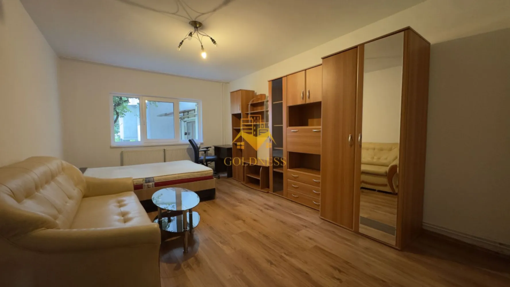 3 camere, decomandate, 2 balcoane, 2 bai, Manastur Zona 18 GYM, Tasnad - GOLDNESS Imobiliare vă propune spre închiriere un apartament cu 3 camere complet mobilat și utilat, la Parter într-un imobil de 4 etaje, în Cartierul Manastur.
Posibilitate de parcare in zona!
Se află în apropierea stațiilor de transport în comun, magazine, restaurante, spații verzi, farmacii, etc. 

Apartamentul este compartimentat astfel:
 - dormitor cu pat matrimonial, dulap pentru haine, noptiere, birou
 - dormitor cu pat matrimonial, spatiu pentru depozitare, masuta pentru canapea
 - dormitor cu pat, dulap pentru haine, birou
 - bucatarie complet mobilata, utilata, loc de luat masa
 - baie cu cada, calorifer port prosop și dulap pentru depozitare.
 - baie de serviciu
 - 2 balcoane.

Imobilul este dotat cu toate cele necesare- centrală proprie, frigider, aragaz, hotă, mașină de spălat haine, etc. 

Dacă sunteți interesați de acest apartament și doriți să îl vizionați, dar și pentru alte oferte nu ezitați să ne contactați telefonic sau prin e-mail. Vă stăm la dispoziție!

Pentru intermediere se percepe un comision de 50% din prețul chiriei!