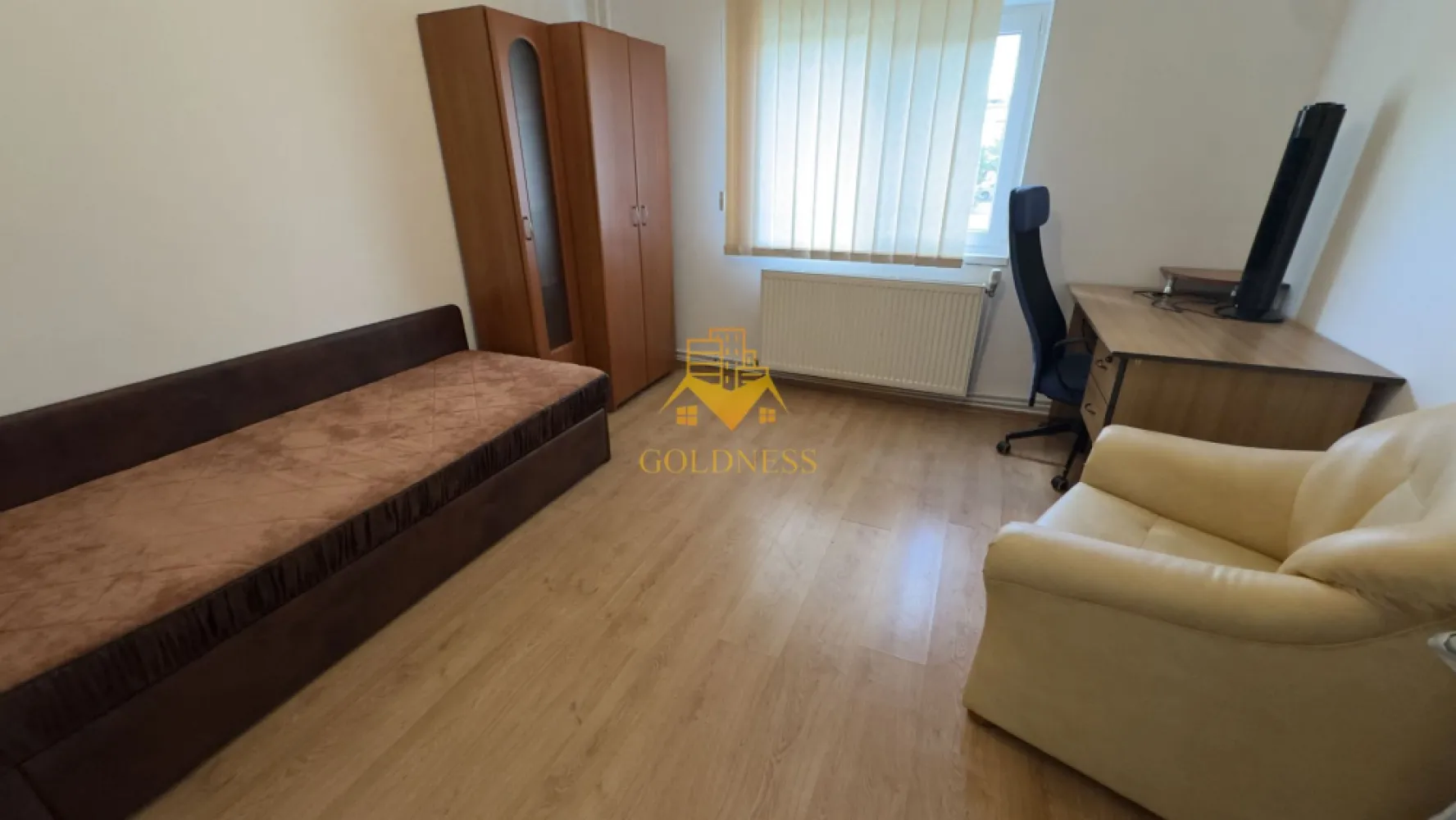 3 camere, decomandate, 2 balcoane, 2 bai, Manastur Zona 18 GYM, Tasnad - GOLDNESS Imobiliare vă propune spre închiriere un apartament cu 3 camere complet mobilat și utilat, la Parter într-un imobil de 4 etaje, în Cartierul Manastur.
Posibilitate de parcare in zona!
Se află în apropierea stațiilor de transport în comun, magazine, restaurante, spații verzi, farmacii, etc. 

Apartamentul este compartimentat astfel:
 - dormitor cu pat matrimonial, dulap pentru haine, noptiere, birou
 - dormitor cu pat matrimonial, spatiu pentru depozitare, masuta pentru canapea
 - dormitor cu pat, dulap pentru haine, birou
 - bucatarie complet mobilata, utilata, loc de luat masa
 - baie cu cada, calorifer port prosop și dulap pentru depozitare.
 - baie de serviciu
 - 2 balcoane.

Imobilul este dotat cu toate cele necesare- centrală proprie, frigider, aragaz, hotă, mașină de spălat haine, etc. 

Dacă sunteți interesați de acest apartament și doriți să îl vizionați, dar și pentru alte oferte nu ezitați să ne contactați telefonic sau prin e-mail. Vă stăm la dispoziție!

Pentru intermediere se percepe un comision de 50% din prețul chiriei!