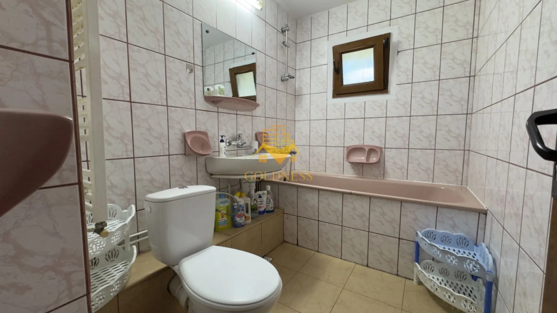 3 camere, decomandate, 2 balcoane, 2 bai, Manastur Zona 18 GYM, Tasnad - GOLDNESS Imobiliare vă propune spre închiriere un apartament cu 3 camere complet mobilat și utilat, la Parter într-un imobil de 4 etaje, în Cartierul Manastur.
Posibilitate de parcare in zona!
Se află în apropierea stațiilor de transport în comun, magazine, restaurante, spații verzi, farmacii, etc. 

Apartamentul este compartimentat astfel:
 - dormitor cu pat matrimonial, dulap pentru haine, noptiere, birou
 - dormitor cu pat matrimonial, spatiu pentru depozitare, masuta pentru canapea
 - dormitor cu pat, dulap pentru haine, birou
 - bucatarie complet mobilata, utilata, loc de luat masa
 - baie cu cada, calorifer port prosop și dulap pentru depozitare.
 - baie de serviciu
 - 2 balcoane.

Imobilul este dotat cu toate cele necesare- centrală proprie, frigider, aragaz, hotă, mașină de spălat haine, etc. 

Dacă sunteți interesați de acest apartament și doriți să îl vizionați, dar și pentru alte oferte nu ezitați să ne contactați telefonic sau prin e-mail. Vă stăm la dispoziție!

Pentru intermediere se percepe un comision de 50% din prețul chiriei!