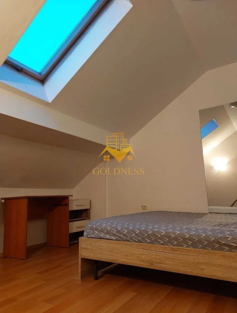 2 camere, Marasti, Dorobantilor, The Office, 21 Dec. Parcare, Centrala - GOLDNESS Imobiliare vă propune spre închiriere un apartament cu 2 camere complet mobilat și utilat, la etajul 3+Mansarda într-un imobil de 3 etaje, în Cartierul Marasti.
Dispune de loc de parcare în curtea blocului cu bariera!
Se află în apropierea stațiilor de transport în comun, magazine, restaurante, spații verzi, farmacii, etc. 

Apartamentul este compartimentat astfel:
 - dormitor cu pat matrimonial, dressing, noptiere
 - dormitor cu canapea extensibilă 
 - bucătărie complet utilată și mobilată, loc de servit masa 
 - baie cu cada, calorifer port prosop și dulap pentru depozitare.

Imobilul este dotat cu toate cele necesare- centrală proprie, frigider, aragaz, hotă, mașină de spălat haine, AC etc. 

Dacă sunteți interesați de acest apartament și doriți să îl vizionați, dar și pentru alte oferte nu ezitați să ne contactați telefonic sau prin e-mail. Vă stăm la dispoziție!
Pentru intermediere se percepe un comision de 50% din prețul chiriei!
