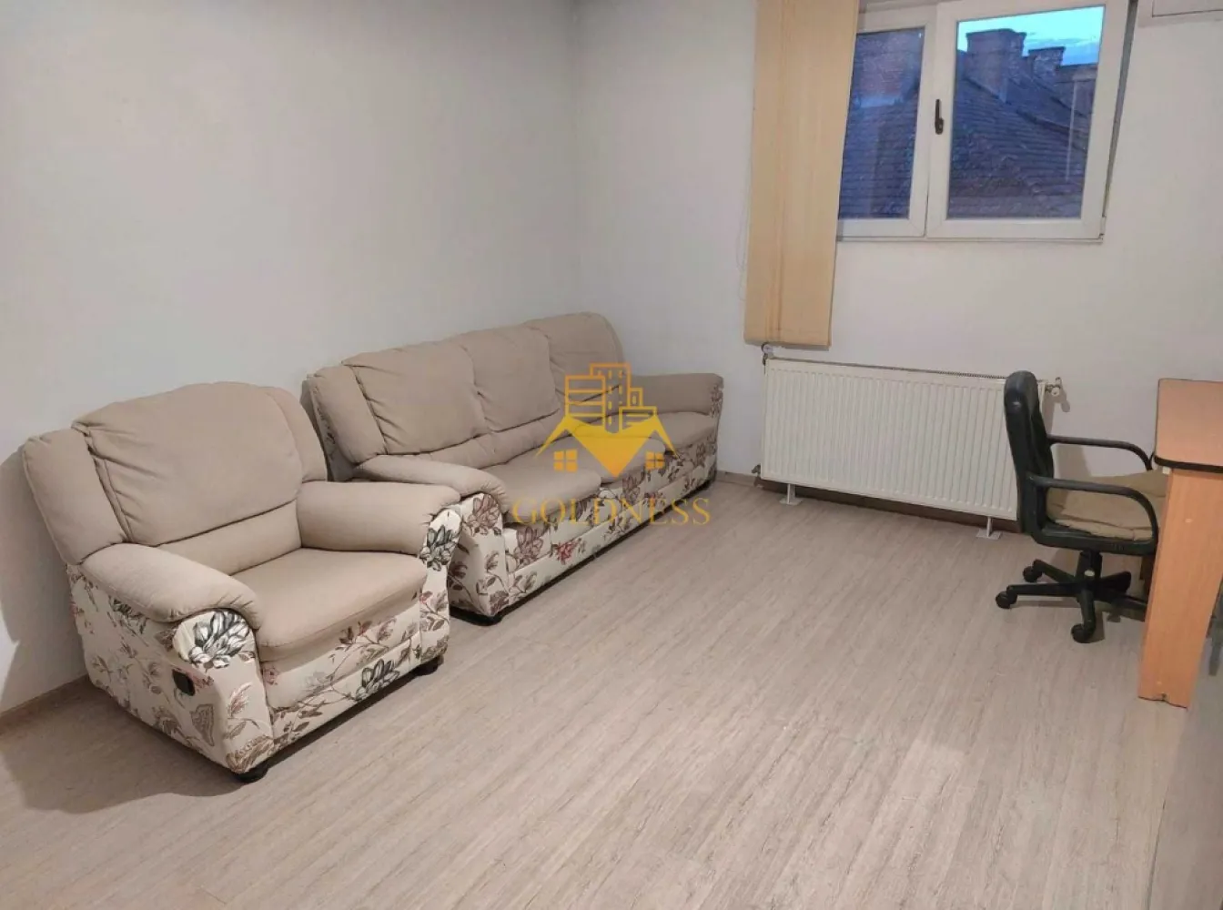 2 camere, Marasti, Dorobantilor, The Office, 21 Dec. Parcare, Centrala - GOLDNESS Imobiliare vă propune spre închiriere un apartament cu 2 camere complet mobilat și utilat, la etajul 3+Mansarda într-un imobil de 3 etaje, în Cartierul Marasti.
Dispune de loc de parcare în curtea blocului cu bariera!
Se află în apropierea stațiilor de transport în comun, magazine, restaurante, spații verzi, farmacii, etc. 

Apartamentul este compartimentat astfel:
 - dormitor cu pat matrimonial, dressing, noptiere
 - dormitor cu canapea extensibilă 
 - bucătărie complet utilată și mobilată, loc de servit masa 
 - baie cu cada, calorifer port prosop și dulap pentru depozitare.

Imobilul este dotat cu toate cele necesare- centrală proprie, frigider, aragaz, hotă, mașină de spălat haine, AC etc. 

Dacă sunteți interesați de acest apartament și doriți să îl vizionați, dar și pentru alte oferte nu ezitați să ne contactați telefonic sau prin e-mail. Vă stăm la dispoziție!
Pentru intermediere se percepe un comision de 50% din prețul chiriei!