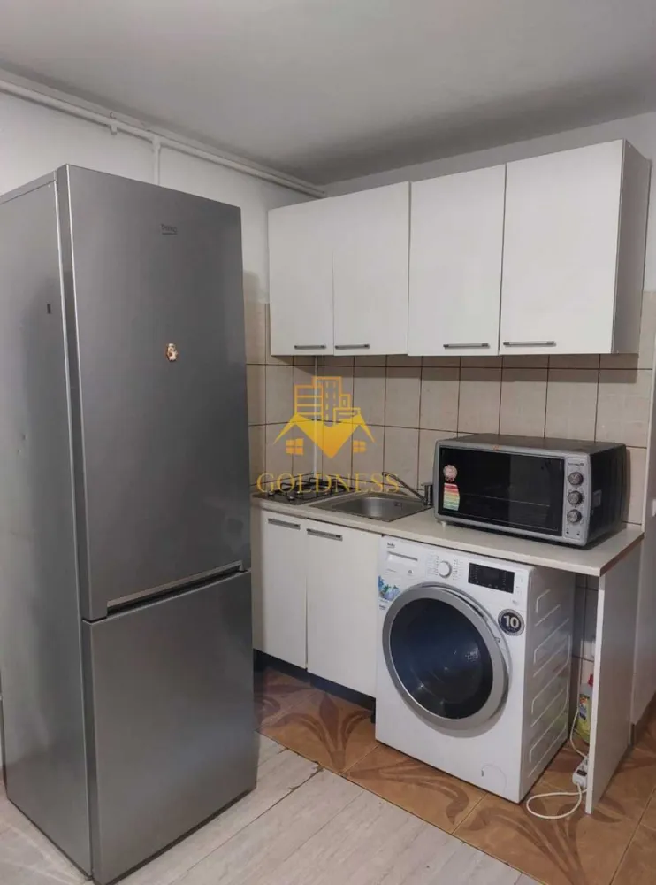 2 camere, Marasti, Dorobantilor, The Office, 21 Dec. Parcare, Centrala - GOLDNESS Imobiliare vă propune spre închiriere un apartament cu 2 camere complet mobilat și utilat, la etajul 3+Mansarda într-un imobil de 3 etaje, în Cartierul Marasti.
Dispune de loc de parcare în curtea blocului cu bariera!
Se află în apropierea stațiilor de transport în comun, magazine, restaurante, spații verzi, farmacii, etc. 

Apartamentul este compartimentat astfel:
 - dormitor cu pat matrimonial, dressing, noptiere
 - dormitor cu canapea extensibilă 
 - bucătărie complet utilată și mobilată, loc de servit masa 
 - baie cu cada, calorifer port prosop și dulap pentru depozitare.

Imobilul este dotat cu toate cele necesare- centrală proprie, frigider, aragaz, hotă, mașină de spălat haine, AC etc. 

Dacă sunteți interesați de acest apartament și doriți să îl vizionați, dar și pentru alte oferte nu ezitați să ne contactați telefonic sau prin e-mail. Vă stăm la dispoziție!
Pentru intermediere se percepe un comision de 50% din prețul chiriei!