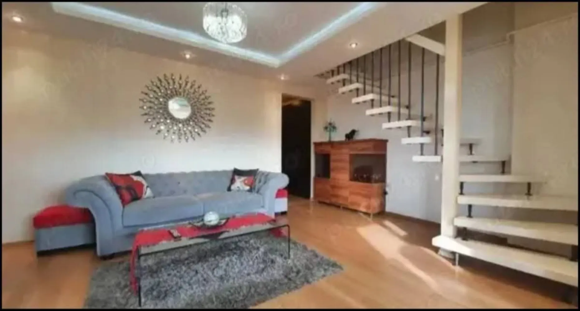 De vânzare apartament în Sibiu - Persoană fizică vând apartament (Penthouse) compus din 4 camere pe două nivele în zona Strand construit din anul 2012.Apartamentul are o suprafață &nbsp;utilă de 100 &nbsp;metri pătrați.Etajul: 6 din 6Primul nivel este compus din hol &nbsp;cu o baie completă ,un living cu bucătărie deschisă &nbsp;și balcon închis,doua dormitoare.Al doilea nivel este compus dintr-un dormitor spațios &nbsp;cu șemineu electric ,o baie și un hol cu o suprafață de 40 metri pătrați.Orientare sud-vest cu vedere deschisă spre munte.Complet mobilată și utilată -te poți muta direct&nbsp;Încălzire proprie prin centrală proprie&nbsp;Localizare excelentă, aproape de două școli și un liceu, magazine, farmacii, cabinete medicale, două biserici și transport public.Ideal pentru &nbsp;familie&nbsp;Se vinde la prețul de 160.000 € gata mobilat .Pentru contact ,va rog lăsați mesaj &nbsp;doar pe WhatsApp la numărul &nbsp;+34643995104&nbsp;