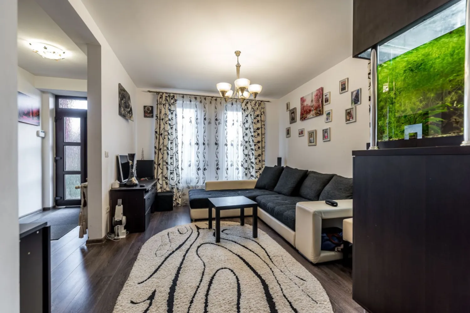 Casă gata de mutat în Westfield | 387 mp teren | curte + anexe - Vă propun spre vânzare o casă individuală situată în cartierul rezidențial Westfield, potrivită pentru o familie care își dorește confort, compartimentare practică și curte amenajată.

Proprietatea are 140 mp utili, este construită pe un teren de 387 mp, cu amprentă la sol de 72 mp, iar casa este finalizată în 2014. Dispune de acoperiș din țiglă și izolație exterioară cu polistiren.

Se vinde mobilată și utilată, fiind pregătită pentru locuire.

Compartimentare:

Parter: bucătărie open-space | living | dining | baie cu cabină de duș | coridor | terasă exterioară acoperită

Mansardă: 2 dormitoare decomandate | dormitor matrimonial cu dressing | baie cu vană

Dotări: instalație electrică | instalații sanitare complete | instalație de încălzire pentru calorifere | aer condiționat în fiecare cameră

Exterior: curte amenajată | sistem de irigații comandat, alimentat de hidrofor | anexă separată în curte | baie pentru musafiri | cameră de depozitare cu intrare separată | 3 locuri de parcare în fața casei

Preț listare: 189.900 Euro

Pentru detalii și vizionare: Mihai Molnar – consultant imobiliar | 0761 899 230 (Telefon/WhatsApp)
