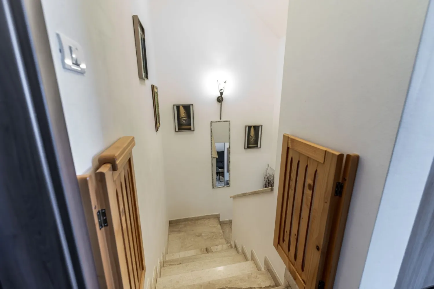 Casă gata de mutat în Westfield | 387 mp teren | curte + anexe - Vă propun spre vânzare o casă individuală situată în cartierul rezidențial Westfield, potrivită pentru o familie care își dorește confort, compartimentare practică și curte amenajată.

Proprietatea are 140 mp utili, este construită pe un teren de 387 mp, cu amprentă la sol de 72 mp, iar casa este finalizată în 2014. Dispune de acoperiș din țiglă și izolație exterioară cu polistiren.

Se vinde mobilată și utilată, fiind pregătită pentru locuire.

Compartimentare:

Parter: bucătărie open-space | living | dining | baie cu cabină de duș | coridor | terasă exterioară acoperită

Mansardă: 2 dormitoare decomandate | dormitor matrimonial cu dressing | baie cu vană

Dotări: instalație electrică | instalații sanitare complete | instalație de încălzire pentru calorifere | aer condiționat în fiecare cameră

Exterior: curte amenajată | sistem de irigații comandat, alimentat de hidrofor | anexă separată în curte | baie pentru musafiri | cameră de depozitare cu intrare separată | 3 locuri de parcare în fața casei

Preț listare: 189.900 Euro

Pentru detalii și vizionare: Mihai Molnar – consultant imobiliar | 0761 899 230 (Telefon/WhatsApp)