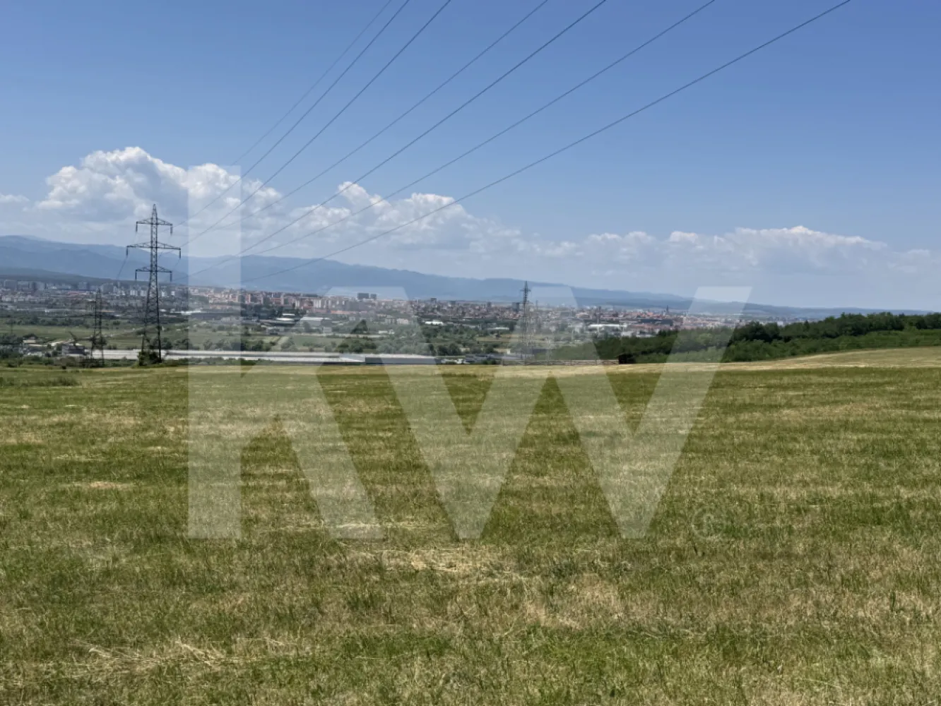 Teren extravilan arabil de vânzare – Dealul Dăii - Teren extravilan de vânzare – Dealul Dăii, Sibiu | 2.000 mp 

 Doar 7 km de Sibiu – într-o zonă în plină dezvoltare!

 Suprafață: 2.000 mp
 Front stradal: 12,44 m
 Extravilan – ideal pentru construcție de locuință

 Acces facil – drum pietruit
 Priveliste de vis către munții Făgăraș
 Rețea electrică aeriană, cu stâlpi și cabluri de distribuție sun pe terenul vecin.

 De ce merită?
 Oportunitate excelentă de investiție pe termen lung
 Zonă în continuă dezvoltare
 Peisaj natural spectaculos

Contactează-ne pentru mai multe detalii și programarea unei vizionări!