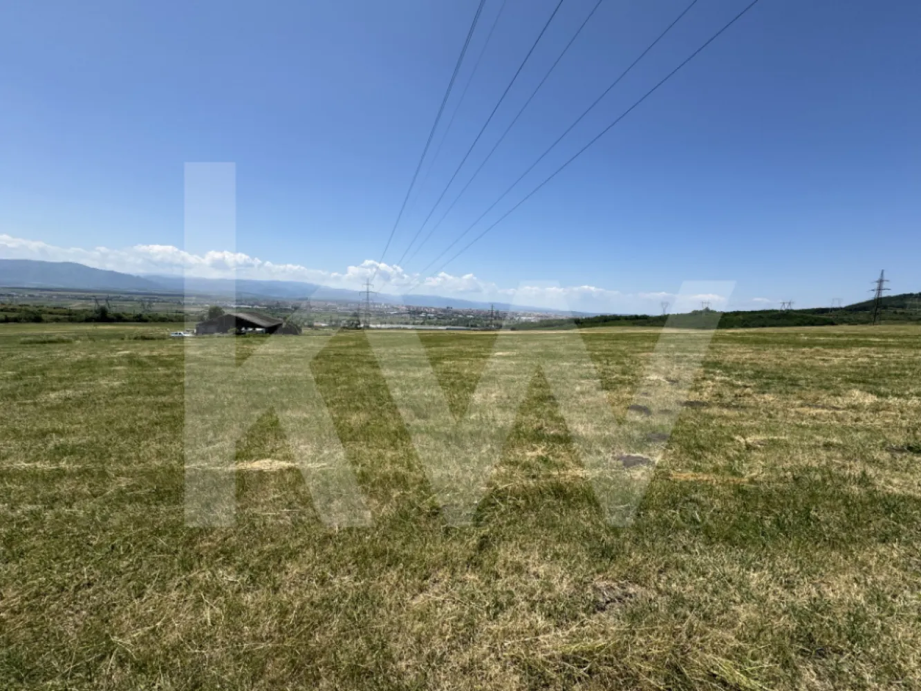 Teren extravilan arabil de vânzare – Dealul Dăii - Teren extravilan de vânzare – Dealul Dăii, Sibiu | 2.000 mp 

 Doar 7 km de Sibiu – într-o zonă în plină dezvoltare!

 Suprafață: 2.000 mp
 Front stradal: 12,44 m
 Extravilan – ideal pentru construcție de locuință

 Acces facil – drum pietruit
 Priveliste de vis către munții Făgăraș
 Rețea electrică aeriană, cu stâlpi și cabluri de distribuție sun pe terenul vecin.

 De ce merită?
 Oportunitate excelentă de investiție pe termen lung
 Zonă în continuă dezvoltare
 Peisaj natural spectaculos

Contactează-ne pentru mai multe detalii și programarea unei vizionări!