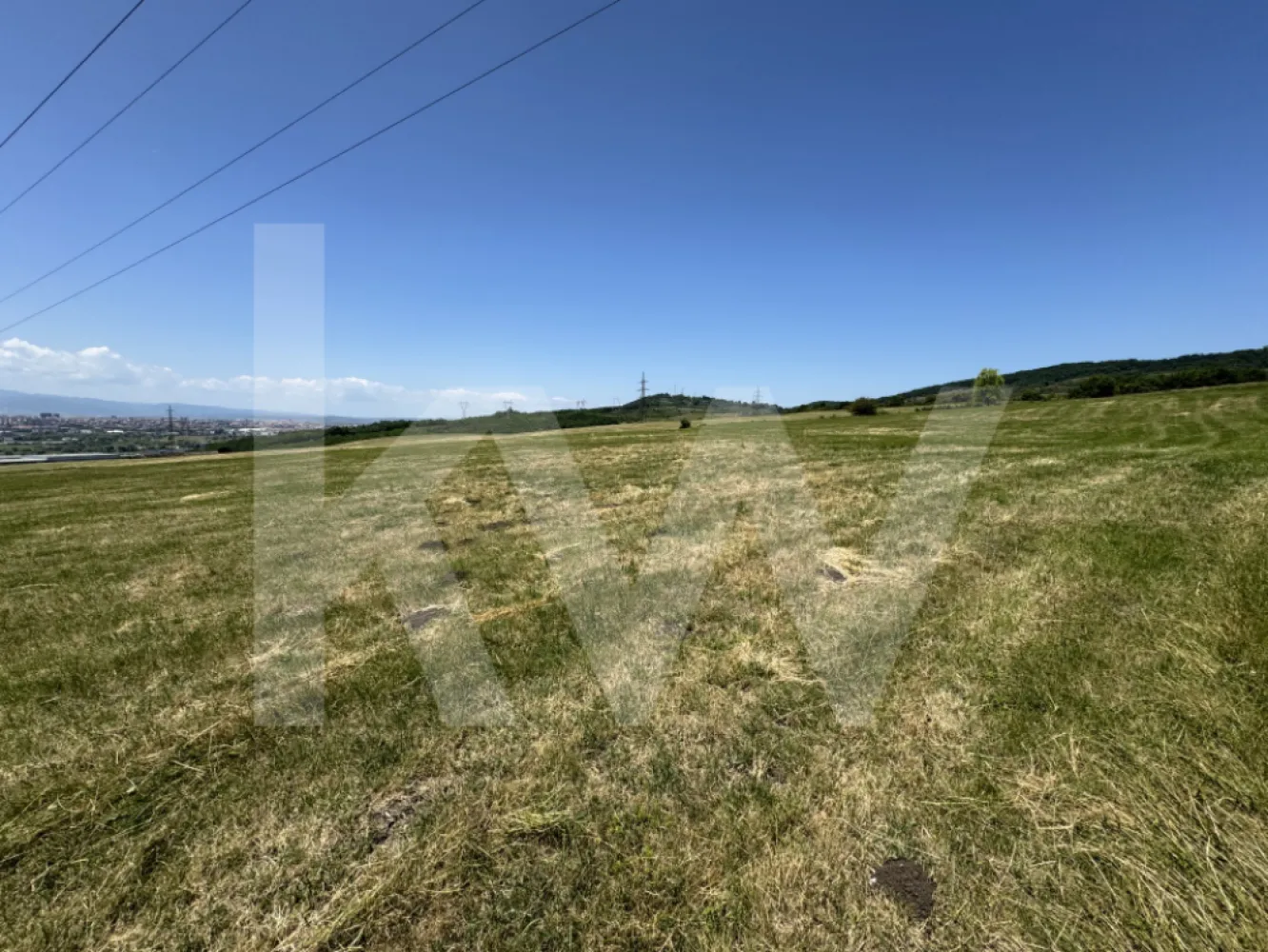 Teren extravilan arabil de vânzare – Dealul Dăii - Teren extravilan de vânzare – Dealul Dăii, Sibiu | 2.000 mp 

 Doar 7 km de Sibiu – într-o zonă în plină dezvoltare!

 Suprafață: 2.000 mp
 Front stradal: 12,44 m
 Extravilan – ideal pentru construcție de locuință

 Acces facil – drum pietruit
 Priveliste de vis către munții Făgăraș
 Rețea electrică aeriană, cu stâlpi și cabluri de distribuție sun pe terenul vecin.

 De ce merită?
 Oportunitate excelentă de investiție pe termen lung
 Zonă în continuă dezvoltare
 Peisaj natural spectaculos

Contactează-ne pentru mai multe detalii și programarea unei vizionări!