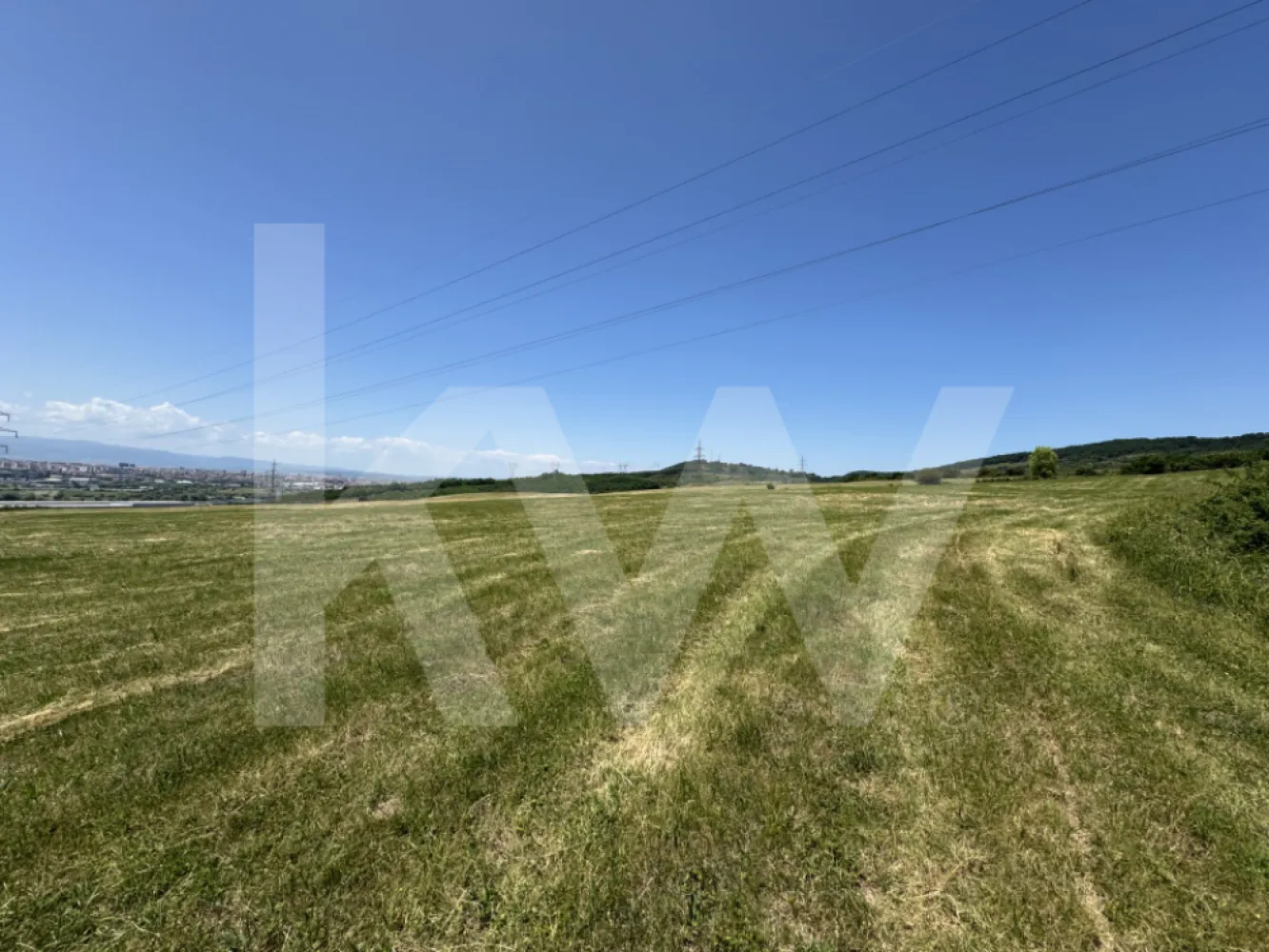 Teren extravilan arabil de vânzare – Dealul Dăii - Teren extravilan de vânzare – Dealul Dăii, Sibiu | 2.000 mp 

 Doar 7 km de Sibiu – într-o zonă în plină dezvoltare!

 Suprafață: 2.000 mp
 Front stradal: 12,44 m
 Extravilan – ideal pentru construcție de locuință

 Acces facil – drum pietruit
 Priveliste de vis către munții Făgăraș
 Rețea electrică aeriană, cu stâlpi și cabluri de distribuție sun pe terenul vecin.

 De ce merită?
 Oportunitate excelentă de investiție pe termen lung
 Zonă în continuă dezvoltare
 Peisaj natural spectaculos

Contactează-ne pentru mai multe detalii și programarea unei vizionări!