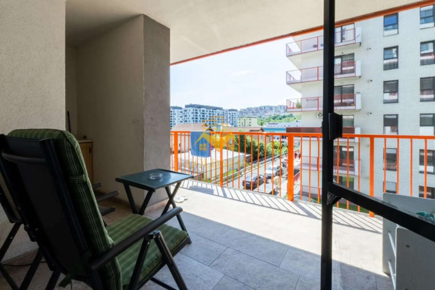 2 camere, Parcare, Zona Vivo Mall, Amethyst, Metro, Momax, Floresti - GOLDNESS Imobiliare vă propune spre închiriere un apartament cu 2 camere complet mobilat și utilat, la etajul 2 într-un imobil de 7 etaje, situat în Floresti.
Dispune de loc de parcare in subteran!
Se află în apropierea stațiilor de transport în comun, magazine, restaurante, spații verzi, farmacii, vivo mall etc. 

Apartamentul este compartimentat astfel:
 - living cu canapea extensibila, masuta de cafea, comoda si tv.
 - dormitor cu pat matrimonial, dressing, noptiere.
 - bucatarie complet utilată și mobilată, loc de servit masa.
 - baie cu cabina de dusși dulap pentru depozitare.
 - terasa de 22 mp.

Imobilul este dotat cu toate cele necesare- centrală proprie, frigider, plita electrica, hotă, mașină de spălat haine, masina de spalat vase etc. 

Dacă sunteți interesați de acest apartament și doriți să îl vizionați, dar și pentru alte oferte nu ezitați să ne contactați telefonic sau prin e-mail. Vă stăm la dispoziție!
Pentru intermediere se percepe un comision de 50% din prețul chiriei!