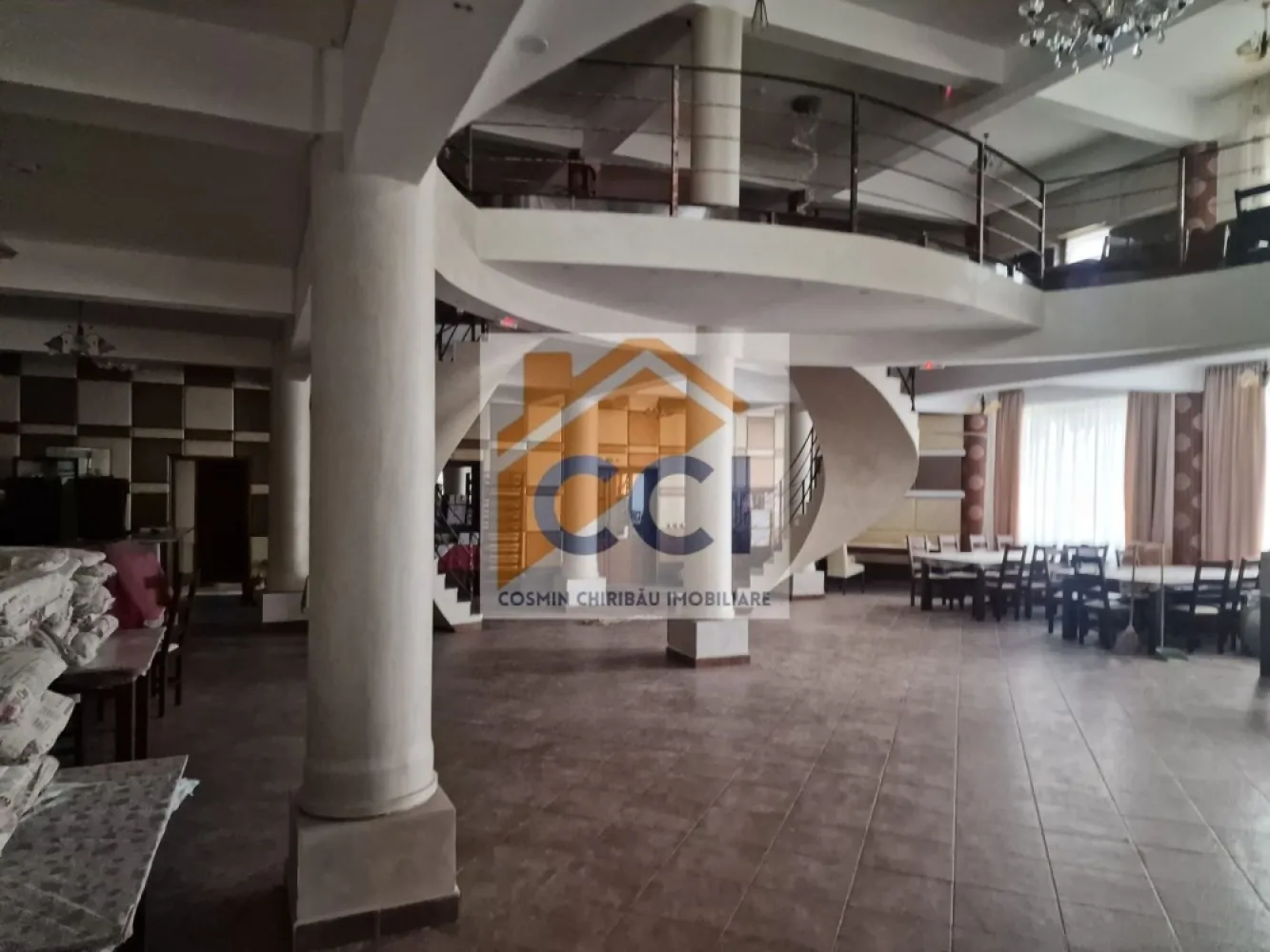 Restaurant Piscina Club Principe - Oportunitate de business pe segmetul restaurant, sala de evenimente, piscina si recreere.
Se vinde binecunoscutul Club Restaurant Piscina Principe de la Magura, proprietate situata pe DN 11. Proprietatea este formata dintr o cladire principala cu o parcare generoasa si o terasa exterioara acoperita in fata,un cort de evenimente,2 piscine,spatiu de recreere si loc de joaca pt copii de tip livada cu gazon.
Cladirea principala are o suprafata desfasurata de 866 mp .cu un regim de inaltime parter si etaj de tip subpanta cu gol peste parter.
Capacitatea parterului este de aprox. 140 locuri pe scaune,deservite de o bucatarie complet echipata si functionala.Tot pe parter exista toalete ,un hol de intrare ,garderoba,si accesul spre doua scari zidite in spirala care acceseaza etajul.
Etajul are o capacitate de aprox 120 locuri pe scaune si mai contine holuri de circulatie ,toalete si o bucatarie echipata cu cele necesare pt a face pizza.Tot aici la etaj exista si 3 balcoane.
Podul de sub sarpanta cladirii este inalt putand fi fi adaptat si transformat existand deci posibilitate de a realiza cateva camere
Cortul de evenimente este destinat activitatilor de recreere / divertisment/ club in perioada de vara ,are echipamente specifice pt Dj si are o capacitate de aprox 120 persoane.
2 piscine: una cu dimensiunea de 25x11 m si una de copii cu dimensiunea de 4x4 m,ambele complet echipate si functionale cu pompe si filtre specifice.
Intreaga proprietate beneficiaza de curent electric trifazat, detine put propriu pt apa destinata piscinelor si conexiune la reteaua de apa publica CT pe gaz cu radiatoare clasice si imprejmuire la limta de proprietate cu gard zidit.De asemenea proprietatea detine Autorizatie ISU.
Proprietetea are un grad ridicat de profitabilitate, spatiile destinate organizarii de evenimente: nunti, botezuri, petreceri private, etc fiind exact pe segmentul cu mare interes din zilele noastre.
La acestea se adauga cele doua piscine care in perioada de vara aduna sute de clienti care vin acolo pentru recreere, devenind astfel si consumatori directi pt cele doua bucatarii existente in corpul principal.
Toate cele descise in ultimele paragrafe conduc la certa concluzie ca cel care va face achizitia acolo ,va putea beneficia de un business solid, la cheie,cu vad vad solid deja existent, aducator de sume importante de cash.
Pt vizionari si sau orice alte detalii te invit sa nu eziti sa ma contactezi.