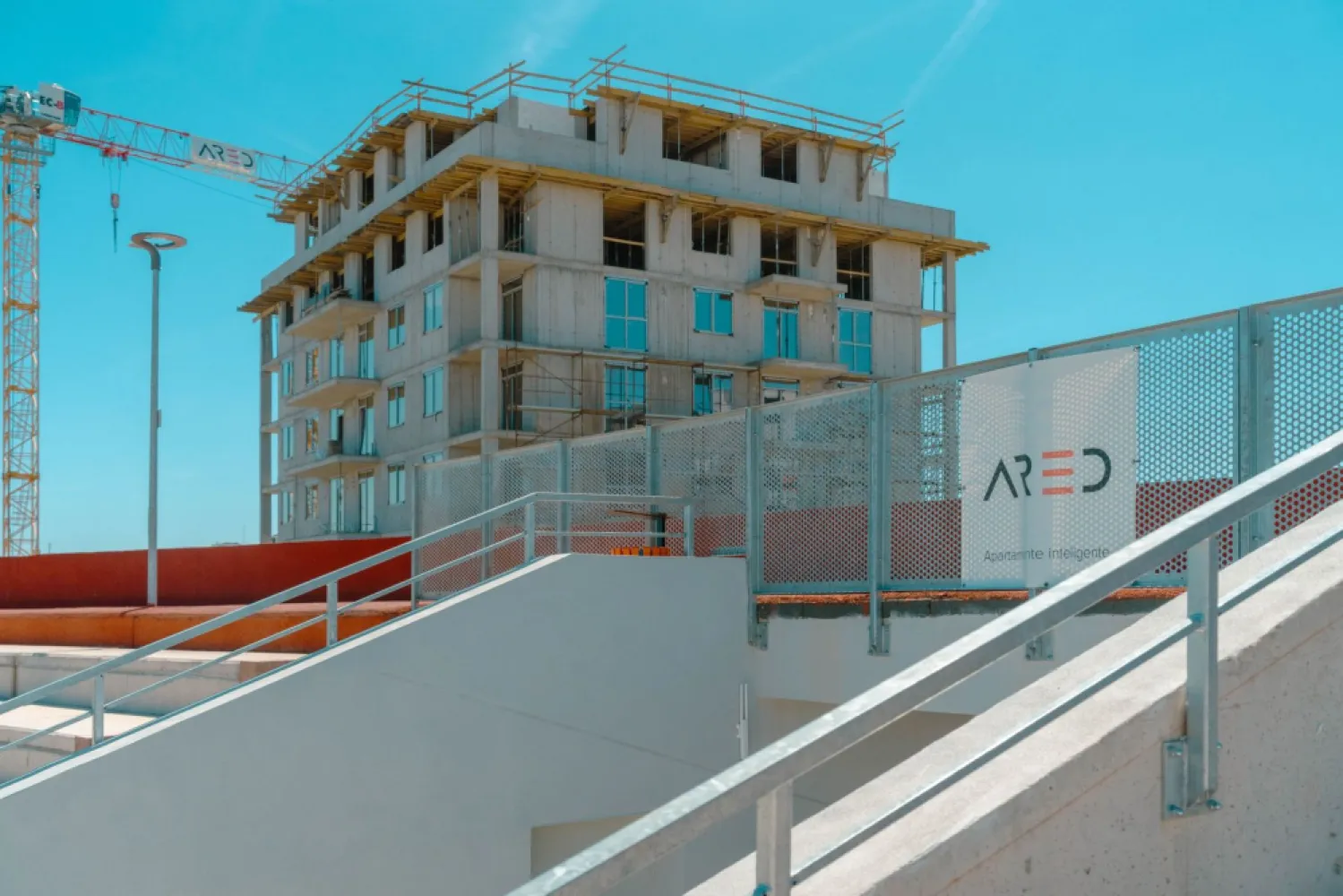 SPATIU COMERCIAL ARED City direct de la dezvoltator (fara agentie- 0%) - Investește inteligent: spațiu comercial cu potențial maxim în ARED City lângă AFI!

Situat în RED 9 ARED R39 – unul dintre cele mai dinamice proiecte imobiliare din Arad – spațiul are 51 mp utili (59 mp construiți), poziționat ideal la parter, cu vizibilitate directă.

Expunere excelentă – ideal pentru showroom, birouri sau servicii.
Public constant – zonă dens locuită, cu trafic pietonal și auto.
Vecinătate premium – în apropiere de Atrium Mall, AFI, stadion, mijloace de transport.
Construcție nouă, cu standarde ridicate și eficiență energetică.

Preț: 95,010 € + 21% TVA 
Fără agenție – direct de la dezvoltator, comision 0% - variantă de plată până în 2028

Pentru detalii și vizionare:
Sebastian Nica – 0722 252 639
Consultant imobiliar ARED

Nu dispui de toată suma? Te ajutăm noi gratuit! Îți obținem oferte de la 16 bănci.

Ai o proprietate de vânzare în Arad și vrei să știi cât valorează cu adevărat?
Sună-mă pentru o evaluare gratuită, fără obligații.
Consultant imobiliar ARED
