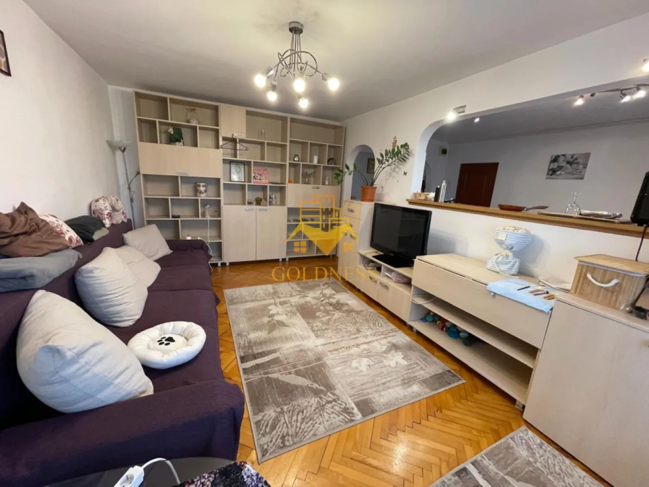 4 camere decomandate, Marasti, Parcare, Petfriendly, Gorunului,Office - GOLDNESS Imobiliare vă propune spre închiriere un apartament spațios cu 4 camere, complet mobilat și utilat, în cartierul Mărăști, una dintre cele mai bine conectate zone ale municipiului Cluj-Napoca.

Situat la etajul 3 al unui imobil cu 4 niveluri, apartamentul oferă confort, funcționalitate și acces rapid către principalele puncte de interes ale orașului, fiind ideal pentru familii, studenți sau persoane active care își doresc să locuiască aproape de centrele comerciale, zonele de business și mijloacele de transport în comun.

Compartimentare:
• 3 dormitoare matrimoniale complet mobilate, cu spații generoase de depozitare;
• living luminos cu bucătărie open-space, complet mobilată și utilată;
• zonă de dining și canapea extensibilă;
• 2 băi, una cu cadă și una cu cabină de duș;
• 2 balcoane, fiecare cu suprafața de aproximativ 5 mp.

Dotări:
• centrală termică proprie;
• frigider, aragaz, hotă, mașină de spălat rufe;
• mobilier complet;
• loc de parcare disponibil contra cost – 50 Euro/lună.

1. The Office Business Center

Mașină: 5 minute
Transport în comun: 10 minute
Mers pe jos: 15-20 minute

2. Iulius Mall & FSEGA (Facultatea de Științe Economice și Gestiunea Afacerilor)

Mașină: 5-7 minute
Transport în comun: 10-15 minute
Mers pe jos: 20-25 minute

3. Universitatea Tehnică din Cluj-Napoca (UTCN)

Mașină: 10 minute
Transport în comun: 15-20 minute
Mers pe jos: 30-35 minute

4. Facultatea de Matematică și Informatică (UBB)

Mașină: 10 minute
Transport în comun: 15-20 minute
Mers pe jos: 30-35 minute

5. Facultatea de Drept (UBB)

Mașină: 10 minute
Transport în comun: 15-20 minute
Mers pe jos: 30-35 minute

6. Facultatea de Litere (UBB)

Mașină: 10 minute
Transport în comun: 15-20 minute
Mers pe jos: 30-35 minute

7. Piața Unirii – Centrul Istoric

Mașină: 10 minute
Transport în comun: 15-20 minute
Mers pe jos: 30-35 minute

8. Aeroportul Internațional Aeroportul Internațional Avram Iancu Cluj

Mașină: 10 minute
Transport în comun: 20-25 minute
Mers pe jos: aproximativ 60 minute

Datorită amplasării sale, proprietatea oferă acces facil către magazine, supermarketuri, farmacii, restaurante, școli, grădinițe și numeroase stații de transport în comun, asigurând toate condițiile necesare unui stil de viață confortabil.

Pentru informații suplimentare sau programarea unei vizionări, vă invităm să ne contactați telefonic sau prin e-mail.

Comision agenție: 50% din valoarea unei chirii lunare.