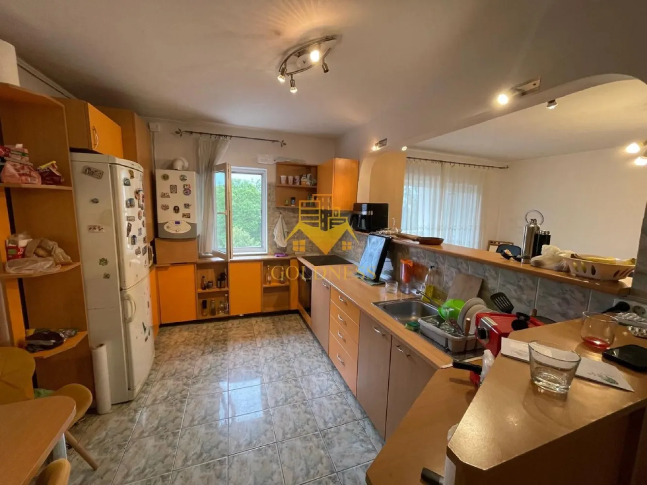 4 camere decomandate, Marasti, Parcare, Petfriendly, Gorunului,Office - GOLDNESS Imobiliare vă propune spre închiriere un apartament spațios cu 4 camere, complet mobilat și utilat, în cartierul Mărăști, una dintre cele mai bine conectate zone ale municipiului Cluj-Napoca.

Situat la etajul 3 al unui imobil cu 4 niveluri, apartamentul oferă confort, funcționalitate și acces rapid către principalele puncte de interes ale orașului, fiind ideal pentru familii, studenți sau persoane active care își doresc să locuiască aproape de centrele comerciale, zonele de business și mijloacele de transport în comun.

Compartimentare:
• 3 dormitoare matrimoniale complet mobilate, cu spații generoase de depozitare;
• living luminos cu bucătărie open-space, complet mobilată și utilată;
• zonă de dining și canapea extensibilă;
• 2 băi, una cu cadă și una cu cabină de duș;
• 2 balcoane, fiecare cu suprafața de aproximativ 5 mp.

Dotări:
• centrală termică proprie;
• frigider, aragaz, hotă, mașină de spălat rufe;
• mobilier complet;
• loc de parcare disponibil contra cost – 50 Euro/lună.

1. The Office Business Center

Mașină: 5 minute
Transport în comun: 10 minute
Mers pe jos: 15-20 minute

2. Iulius Mall & FSEGA (Facultatea de Științe Economice și Gestiunea Afacerilor)

Mașină: 5-7 minute
Transport în comun: 10-15 minute
Mers pe jos: 20-25 minute

3. Universitatea Tehnică din Cluj-Napoca (UTCN)

Mașină: 10 minute
Transport în comun: 15-20 minute
Mers pe jos: 30-35 minute

4. Facultatea de Matematică și Informatică (UBB)

Mașină: 10 minute
Transport în comun: 15-20 minute
Mers pe jos: 30-35 minute

5. Facultatea de Drept (UBB)

Mașină: 10 minute
Transport în comun: 15-20 minute
Mers pe jos: 30-35 minute

6. Facultatea de Litere (UBB)

Mașină: 10 minute
Transport în comun: 15-20 minute
Mers pe jos: 30-35 minute

7. Piața Unirii – Centrul Istoric

Mașină: 10 minute
Transport în comun: 15-20 minute
Mers pe jos: 30-35 minute

8. Aeroportul Internațional Aeroportul Internațional Avram Iancu Cluj

Mașină: 10 minute
Transport în comun: 20-25 minute
Mers pe jos: aproximativ 60 minute

Datorită amplasării sale, proprietatea oferă acces facil către magazine, supermarketuri, farmacii, restaurante, școli, grădinițe și numeroase stații de transport în comun, asigurând toate condițiile necesare unui stil de viață confortabil.

Pentru informații suplimentare sau programarea unei vizionări, vă invităm să ne contactați telefonic sau prin e-mail.

Comision agenție: 50% din valoarea unei chirii lunare.