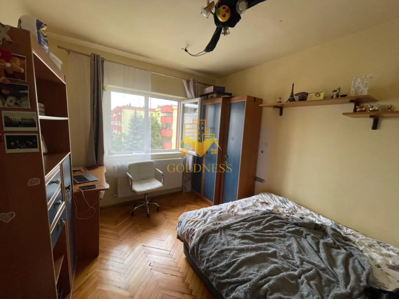 4 camere decomandate, Marasti, Parcare, Petfriendly, Gorunului,Office - GOLDNESS Imobiliare vă propune spre închiriere un apartament spațios cu 4 camere, complet mobilat și utilat, în cartierul Mărăști, una dintre cele mai bine conectate zone ale municipiului Cluj-Napoca.

Situat la etajul 3 al unui imobil cu 4 niveluri, apartamentul oferă confort, funcționalitate și acces rapid către principalele puncte de interes ale orașului, fiind ideal pentru familii, studenți sau persoane active care își doresc să locuiască aproape de centrele comerciale, zonele de business și mijloacele de transport în comun.

Compartimentare:
• 3 dormitoare matrimoniale complet mobilate, cu spații generoase de depozitare;
• living luminos cu bucătărie open-space, complet mobilată și utilată;
• zonă de dining și canapea extensibilă;
• 2 băi, una cu cadă și una cu cabină de duș;
• 2 balcoane, fiecare cu suprafața de aproximativ 5 mp.

Dotări:
• centrală termică proprie;
• frigider, aragaz, hotă, mașină de spălat rufe;
• mobilier complet;
• loc de parcare disponibil contra cost – 50 Euro/lună.

1. The Office Business Center

Mașină: 5 minute
Transport în comun: 10 minute
Mers pe jos: 15-20 minute

2. Iulius Mall & FSEGA (Facultatea de Științe Economice și Gestiunea Afacerilor)

Mașină: 5-7 minute
Transport în comun: 10-15 minute
Mers pe jos: 20-25 minute

3. Universitatea Tehnică din Cluj-Napoca (UTCN)

Mașină: 10 minute
Transport în comun: 15-20 minute
Mers pe jos: 30-35 minute

4. Facultatea de Matematică și Informatică (UBB)

Mașină: 10 minute
Transport în comun: 15-20 minute
Mers pe jos: 30-35 minute

5. Facultatea de Drept (UBB)

Mașină: 10 minute
Transport în comun: 15-20 minute
Mers pe jos: 30-35 minute

6. Facultatea de Litere (UBB)

Mașină: 10 minute
Transport în comun: 15-20 minute
Mers pe jos: 30-35 minute

7. Piața Unirii – Centrul Istoric

Mașină: 10 minute
Transport în comun: 15-20 minute
Mers pe jos: 30-35 minute

8. Aeroportul Internațional Aeroportul Internațional Avram Iancu Cluj

Mașină: 10 minute
Transport în comun: 20-25 minute
Mers pe jos: aproximativ 60 minute

Datorită amplasării sale, proprietatea oferă acces facil către magazine, supermarketuri, farmacii, restaurante, școli, grădinițe și numeroase stații de transport în comun, asigurând toate condițiile necesare unui stil de viață confortabil.

Pentru informații suplimentare sau programarea unei vizionări, vă invităm să ne contactați telefonic sau prin e-mail.

Comision agenție: 50% din valoarea unei chirii lunare.