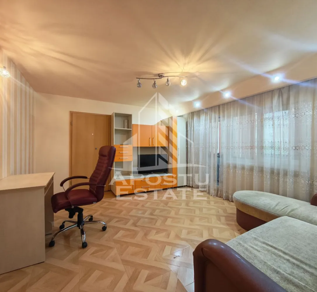 Apartament 3 camere si 2 bai de vanzare, zona Aradului, Timisoara - Agentia imobiliara Apostu Estate va oferă spre vânzare, un apartament cu 3 camere situat la etaj intermediar, la etajul 2 al unui bloc cred dispune de acoperis din tigla, in zona Aradului, Timisoara.

Apartamentul este semidecomandat si are o suprafata aproximativa de 66 pm + doua balcoane, fiind compartimentat astfel:
- hol de acces 
- dormitor 
- baie de serviciu 
- living spatios cu acces pe balcon 
- dormitor matrimonial luminos cu balcon deschis 
- baie prevazuta cu cada si geam pentru aerisire 

Confortul termic este realizat prin termoficare, dar exista proiect de gaz facut in vederea montarii centralei proprii, dar si prin intermediul aparatului de aer condiționat.

Agentia imobiliara Apostu Estate va ofera consultanta bancara gratuita prin intermediul colaboratorilor nostri pentru alegerea celui mai potrivit tip de credit, astfel incat tu sa devi noul proprietar al acestui apartament.

Va asteptam cu drag la o vizionare chiar astazi!