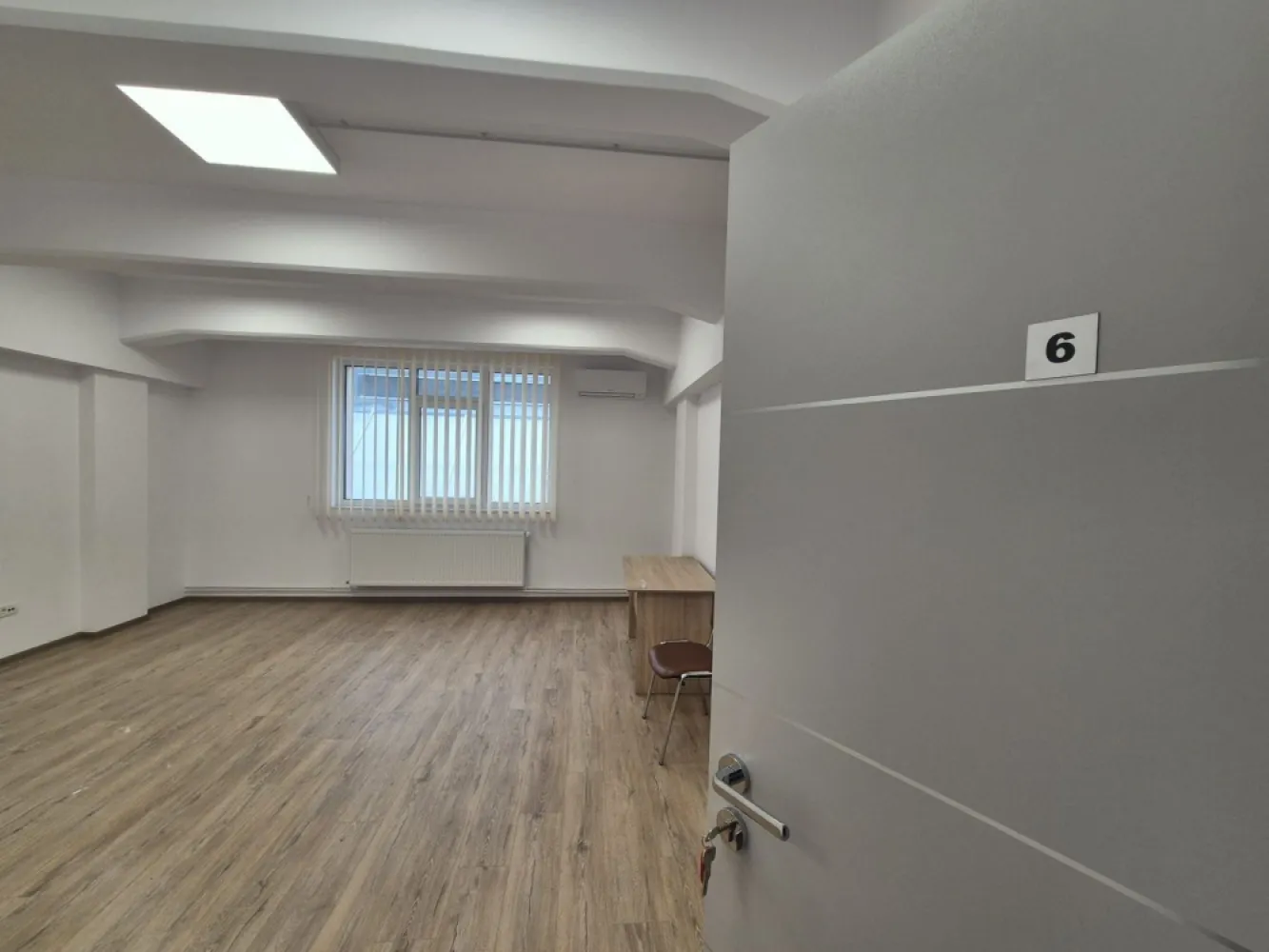 Comision 0 - Spații birouri libere, zonă centrală - Vă propunem spre închiriere în zona centrală a Brașovului, la 5 minute de Centru Civic și mall Afi,
spații de birouri cu toate dotările și facilitățile necesare desfășurării activității, acces cu lift și lumină naturală.

- complex cu pază permanentă, monitorizată 
- posibilitate locuri de parcare contracost
- posibilitate recompartimentare
- amenajări personalizate, la cerere
Indiferent de spațiului ales, pardoseala este acoperită cu mochetă sau parchet, instalație electrică de iluminat prevăzută cu led, aer condiționat, grupuri sanitare proprii noi, tavan casetat posibilitate alte dotări la cerere 
( bucătărie, sală de mese, instalație electrică de curenți slabi, acces cu cartelă și altele)

Spații birouri 

1.- birou situat la etajul 1, în suprafață de 32,47 mp la prețul de 12 eur + TVA /mp
2 – la Parter, în suprafață de 135 mp, compus din 5 birouri, bucătărie, grupuri sanitare, preț 13 eur + TVA
3. - situat la etajul 2, în suprafață de 41,8 mp, preț 12 eur + TVA/ mp
4. – situat la etajul 1, în suprafață de 130 mp, compus din 3 încăperi, preț 12 eur+ TVA/mp