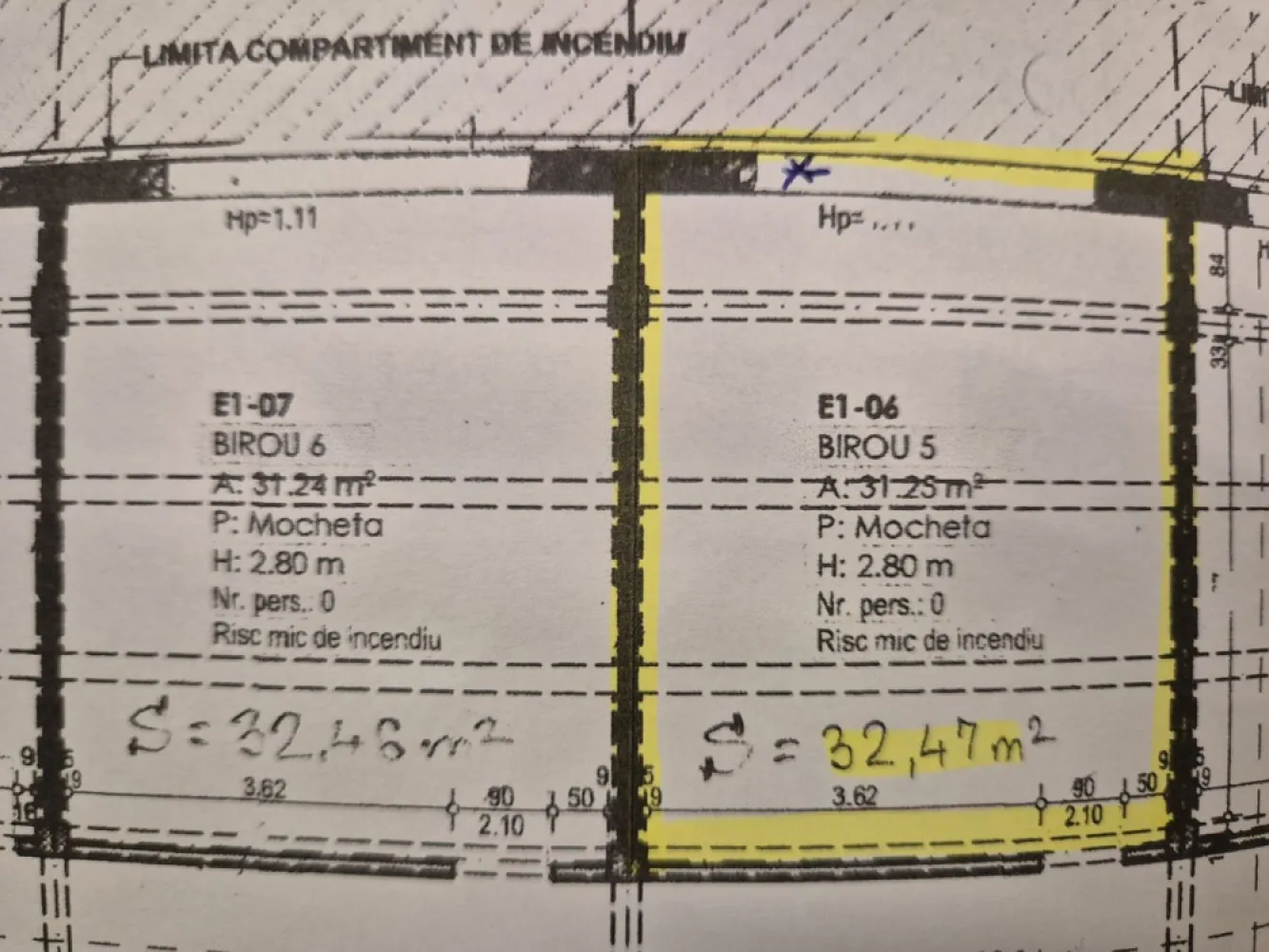 Comision 0 - Spații birouri libere, zonă centrală - Vă propunem spre închiriere în zona centrală a Brașovului, la 5 minute de Centru Civic și mall Afi,
spații de birouri cu toate dotările și facilitățile necesare desfășurării activității, acces cu lift și lumină naturală.

- complex cu pază permanentă, monitorizată 
- posibilitate locuri de parcare contracost
- posibilitate recompartimentare
- amenajări personalizate, la cerere
Indiferent de spațiului ales, pardoseala este acoperită cu mochetă sau parchet, instalație electrică de iluminat prevăzută cu led, aer condiționat, grupuri sanitare proprii noi, tavan casetat posibilitate alte dotări la cerere 
( bucătărie, sală de mese, instalație electrică de curenți slabi, acces cu cartelă și altele)

Spații birouri 

1.- birou situat la etajul 1, în suprafață de 32,47 mp la prețul de 12 eur + TVA /mp
2 – la Parter, în suprafață de 135 mp, compus din 5 birouri, bucătărie, grupuri sanitare, preț 13 eur + TVA
3. - situat la etajul 2, în suprafață de 41,8 mp, preț 12 eur + TVA/ mp
4. – situat la etajul 1, în suprafață de 130 mp, compus din 3 încăperi, preț 12 eur+ TVA/mp