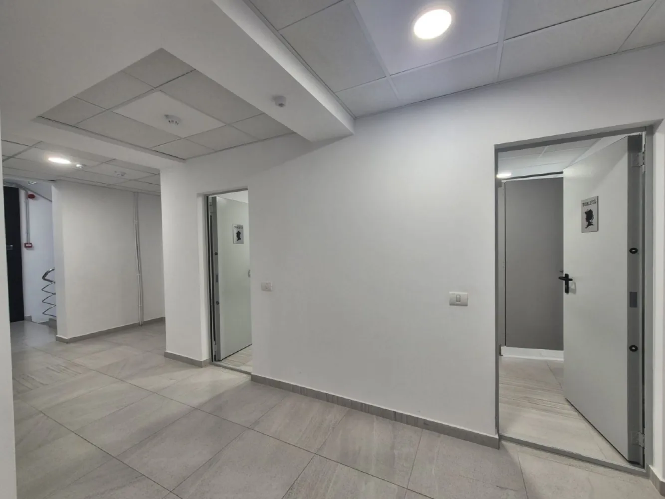 Comision 0 - Spații birouri libere, zonă centrală - Vă propunem spre închiriere în zona centrală a Brașovului, la 5 minute de Centru Civic și mall Afi,
spații de birouri cu toate dotările și facilitățile necesare desfășurării activității, acces cu lift și lumină naturală.

- complex cu pază permanentă, monitorizată 
- posibilitate locuri de parcare contracost
- posibilitate recompartimentare
- amenajări personalizate, la cerere
Indiferent de spațiului ales, pardoseala este acoperită cu mochetă sau parchet, instalație electrică de iluminat prevăzută cu led, aer condiționat, grupuri sanitare proprii noi, tavan casetat posibilitate alte dotări la cerere 
( bucătărie, sală de mese, instalație electrică de curenți slabi, acces cu cartelă și altele)

Spații birouri 

1.- birou situat la etajul 1, în suprafață de 32,47 mp la prețul de 12 eur + TVA /mp
2 – la Parter, în suprafață de 135 mp, compus din 5 birouri, bucătărie, grupuri sanitare, preț 13 eur + TVA
3. - situat la etajul 2, în suprafață de 41,8 mp, preț 12 eur + TVA/ mp
4. – situat la etajul 1, în suprafață de 130 mp, compus din 3 încăperi, preț 12 eur+ TVA/mp