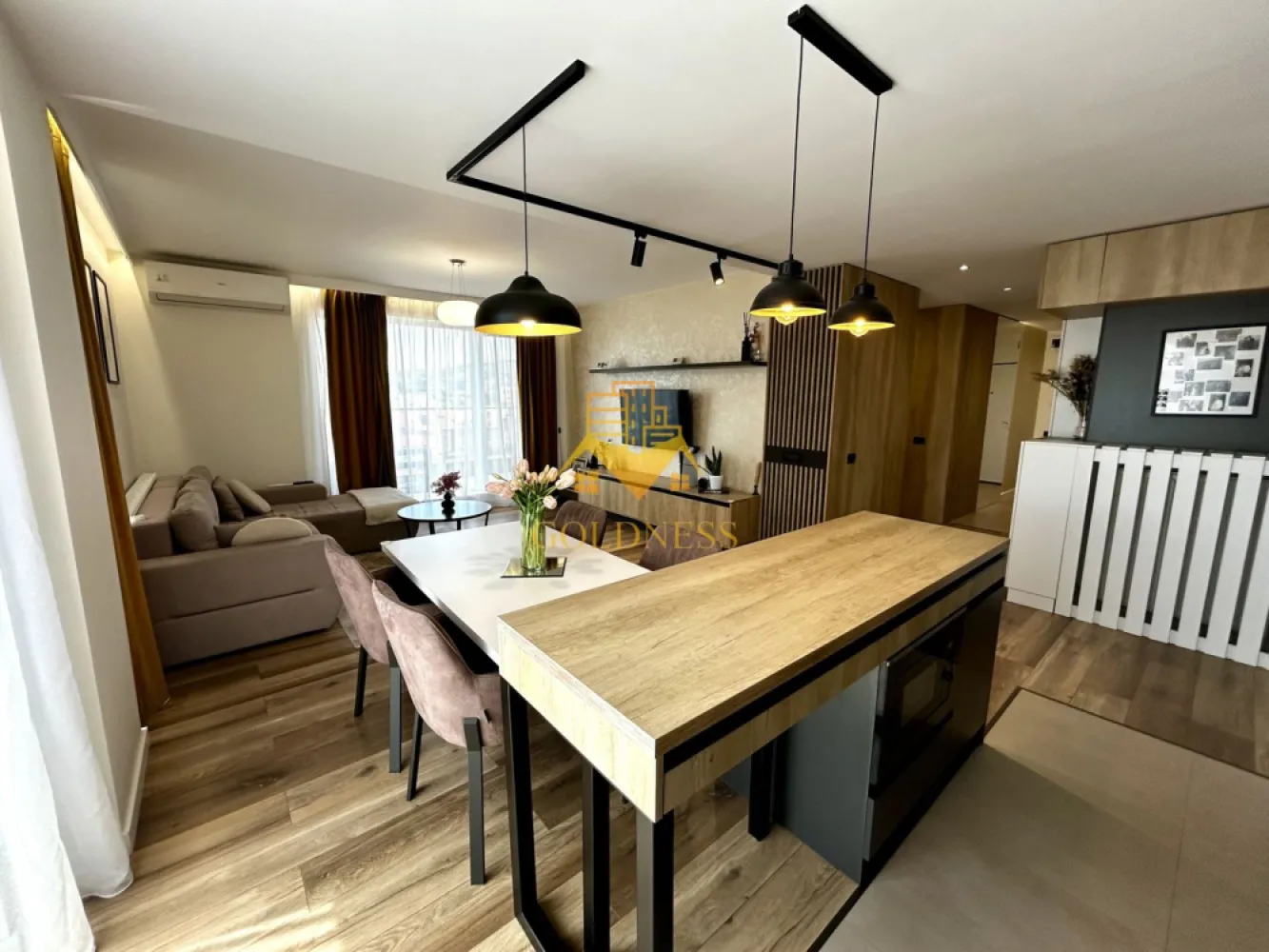 3 Camere decomandate, Lux, Parcare, Lidl, The Office, NTT Data, Lidl - GOLDNESS Imobiliare vă propune spre închiriere un apartament cu 3 camere complet mobilat și utilat, la etajul 4 într-un imobil de 4 etaje, în Cartierul Marasti.
Parcare subterana inclusa!
Se află în apropierea stațiilor de transport în comun, magazine, restaurante, spații verzi, farmacii, etc. 

Apartamentul este compartimentat astfel:
 - dormitor cu pat matrimonial, dressing, noptiere, iesire pe balcon
 - dormitor cu pat matrimonial, dressing, noptiere, iesire pe balcon
 - living cu bucatarie open space complet utilată și mobilată, canapea extensibilă, loc de servit masa, iesire pe terasa
 - baie cu dus walk-in, calorifer port prosop și dulap pentru depozitare, hol cu spatii pentru depozitare, iesire pe terasa
 - doua terase de 13 mp si 10 mp si un balcon de 5 mp
 - hol cu dulapuri generoase pentru depozitare

Imobilul este dotat cu toate cele necesare- centrală proprie, frigider, aragaz, hotă, mașină de spălat haine, etc. 

Dacă sunteți interesați de acest apartament și doriți să îl vizionați, dar și pentru alte oferte nu ezitați să ne contactați telefonic sau prin e-mail. Vă stăm la dispoziție!
Pentru intermediere se percepe un comision de 50% din prețul chiriei!