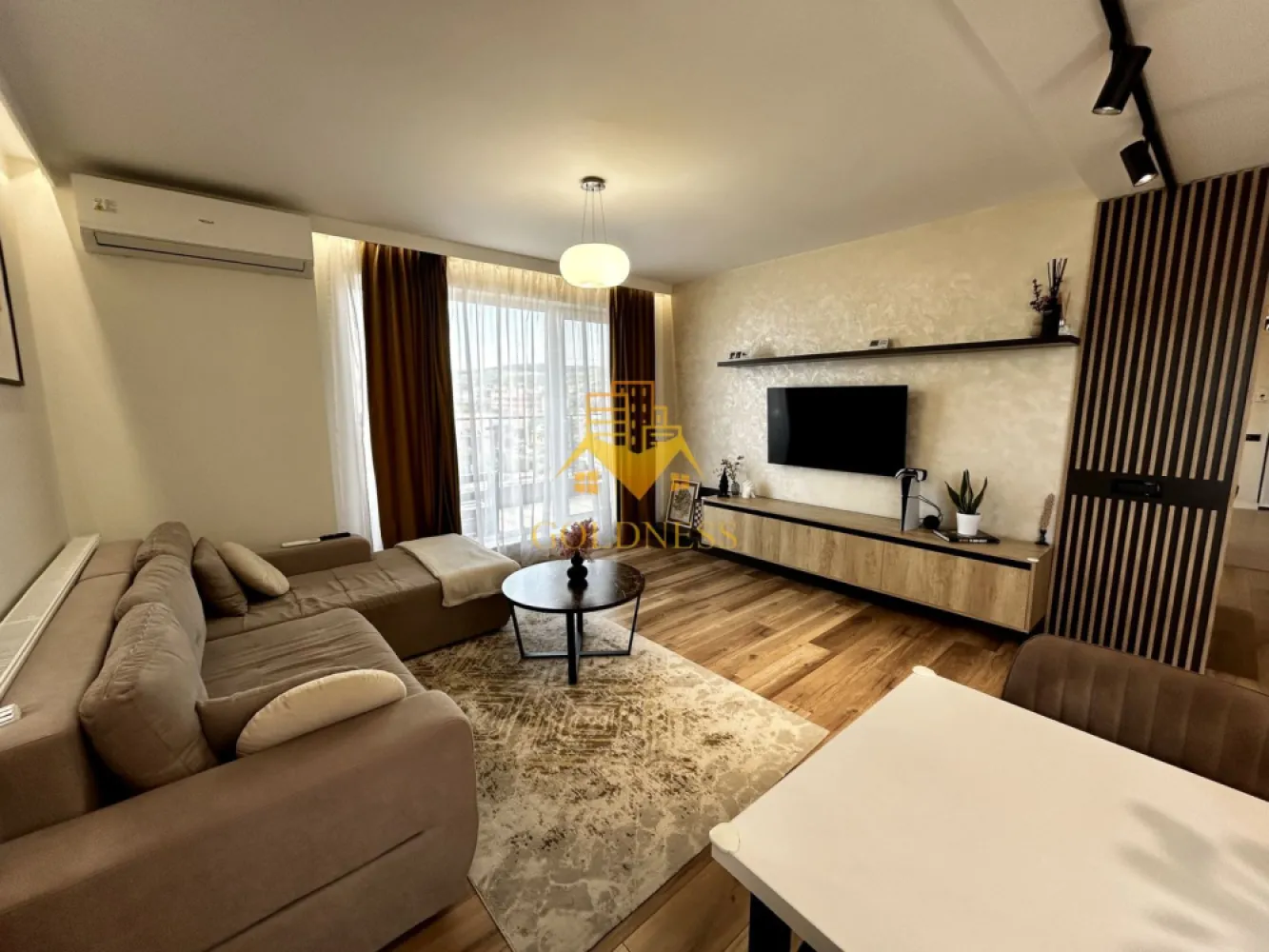 3 Camere decomandate, Lux, Parcare, Lidl, The Office, NTT Data, Lidl - GOLDNESS Imobiliare vă propune spre închiriere un apartament cu 3 camere complet mobilat și utilat, la etajul 4 într-un imobil de 4 etaje, în Cartierul Marasti.
Parcare subterana inclusa!
Se află în apropierea stațiilor de transport în comun, magazine, restaurante, spații verzi, farmacii, etc. 

Apartamentul este compartimentat astfel:
 - dormitor cu pat matrimonial, dressing, noptiere, iesire pe balcon
 - dormitor cu pat matrimonial, dressing, noptiere, iesire pe balcon
 - living cu bucatarie open space complet utilată și mobilată, canapea extensibilă, loc de servit masa, iesire pe terasa
 - baie cu dus walk-in, calorifer port prosop și dulap pentru depozitare, hol cu spatii pentru depozitare, iesire pe terasa
 - doua terase de 13 mp si 10 mp si un balcon de 5 mp
 - hol cu dulapuri generoase pentru depozitare

Imobilul este dotat cu toate cele necesare- centrală proprie, frigider, aragaz, hotă, mașină de spălat haine, etc. 

Dacă sunteți interesați de acest apartament și doriți să îl vizionați, dar și pentru alte oferte nu ezitați să ne contactați telefonic sau prin e-mail. Vă stăm la dispoziție!
Pentru intermediere se percepe un comision de 50% din prețul chiriei!
